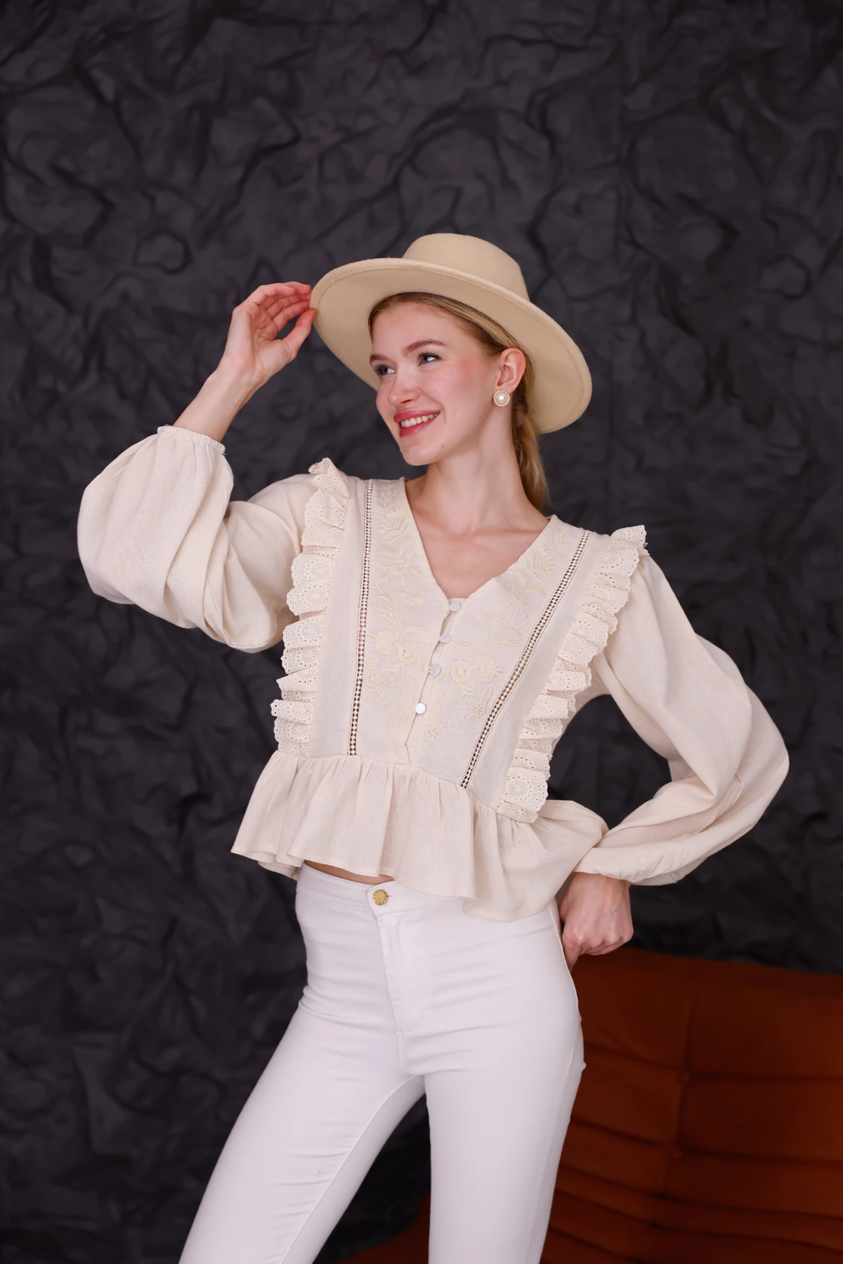 Dantel Detaylı Keten Bluz – Fırfırlı V Yaka Romantik Model