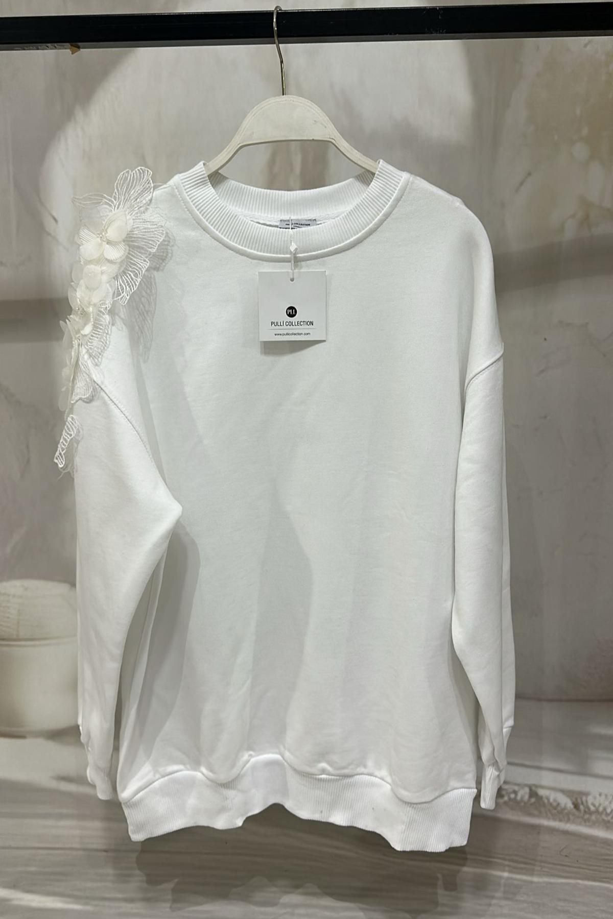  Çiçek Aplikeli Kol Detaylı Beyaz Sweatshirt
