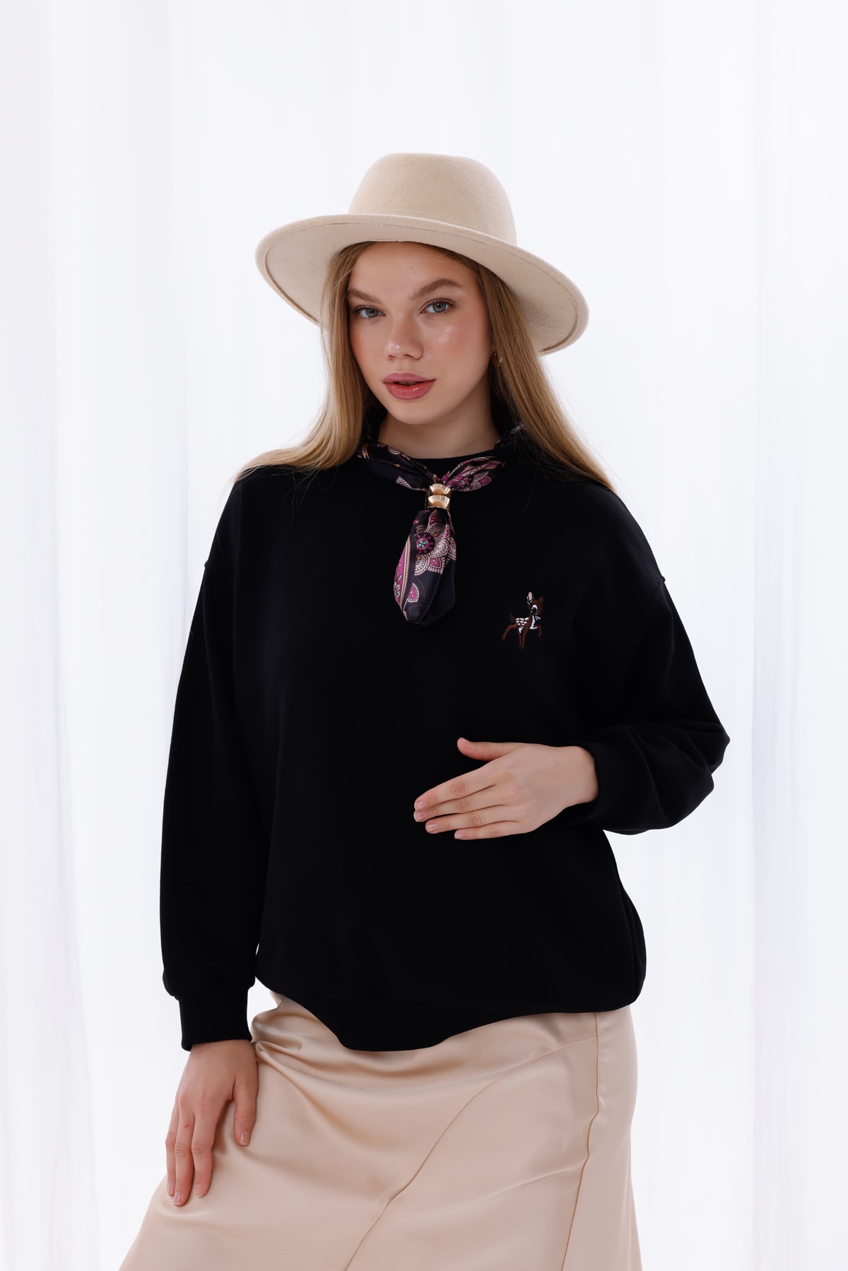 Fular Detaylı Nakışlı Oversize Sweatshirt - Siyah