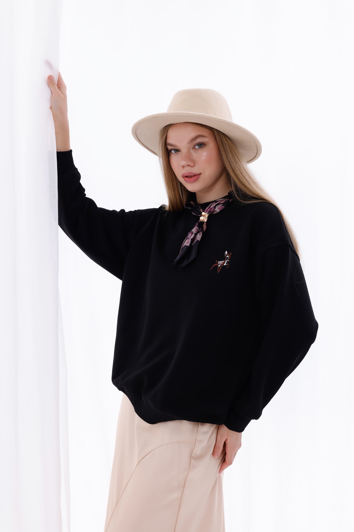 Fular Detaylı Nakışlı Oversize Sweatshirt
