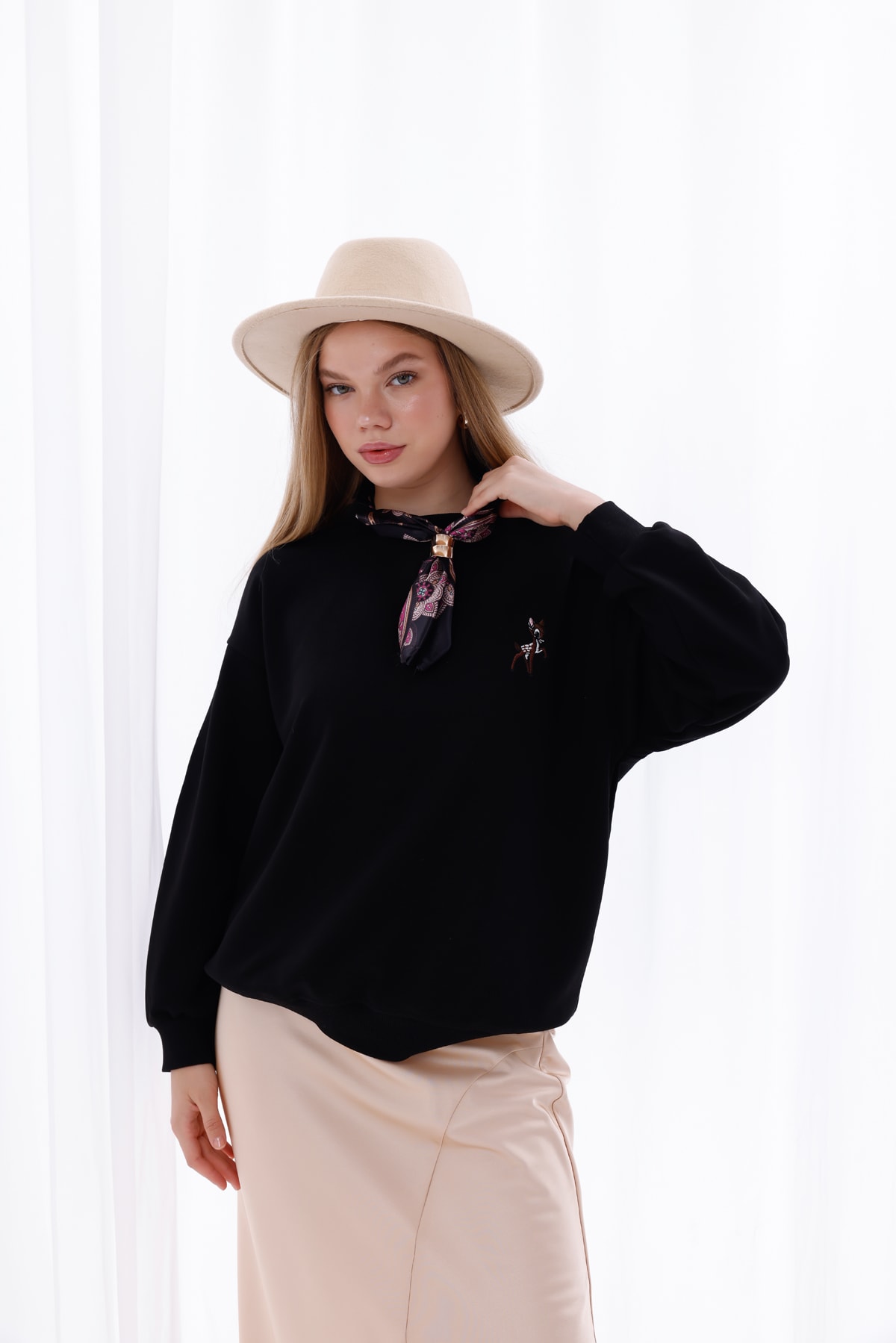 Fular Detaylı Nakışlı Oversize Sweatshirt