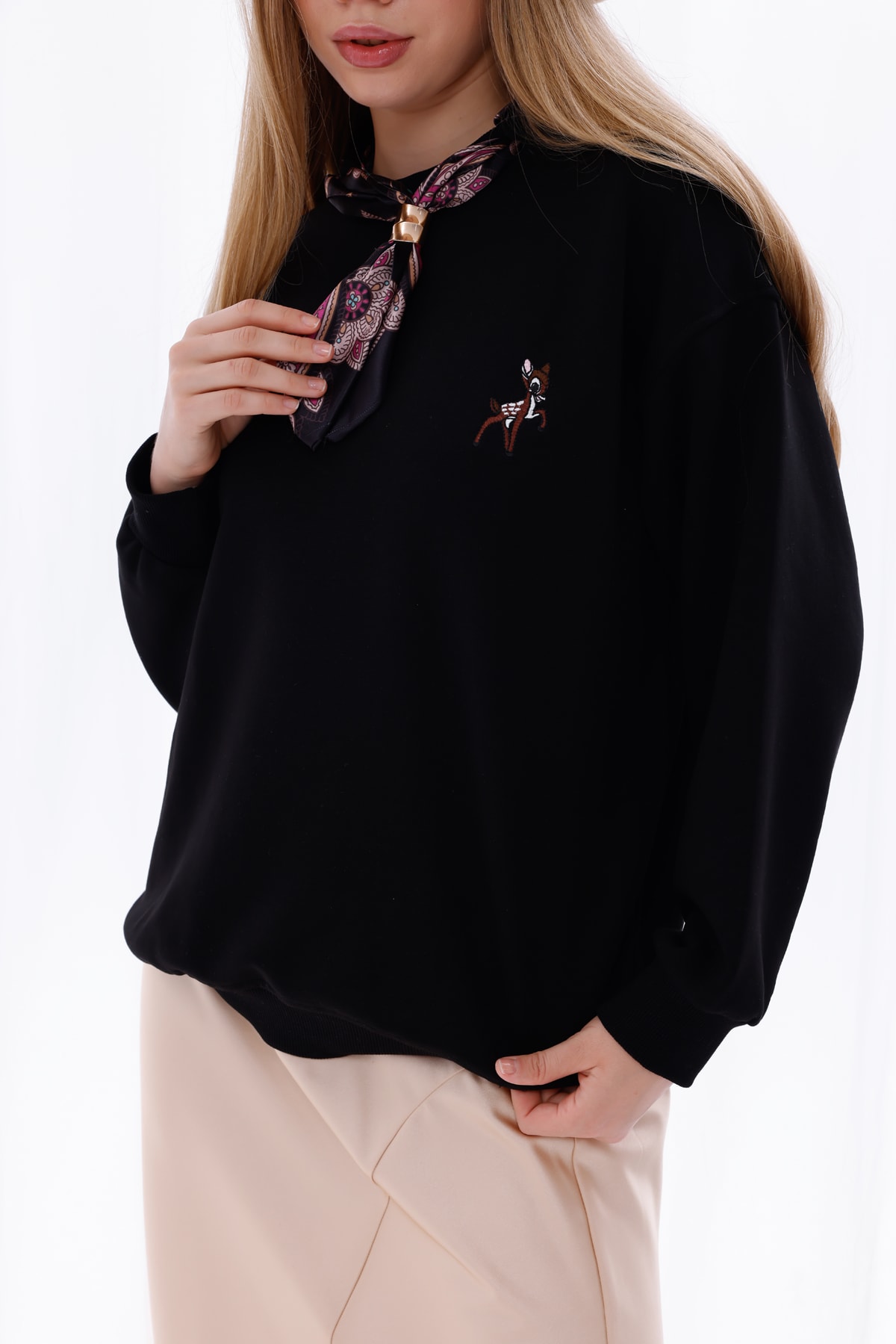 Fular Detaylı Nakışlı Oversize Sweatshirt