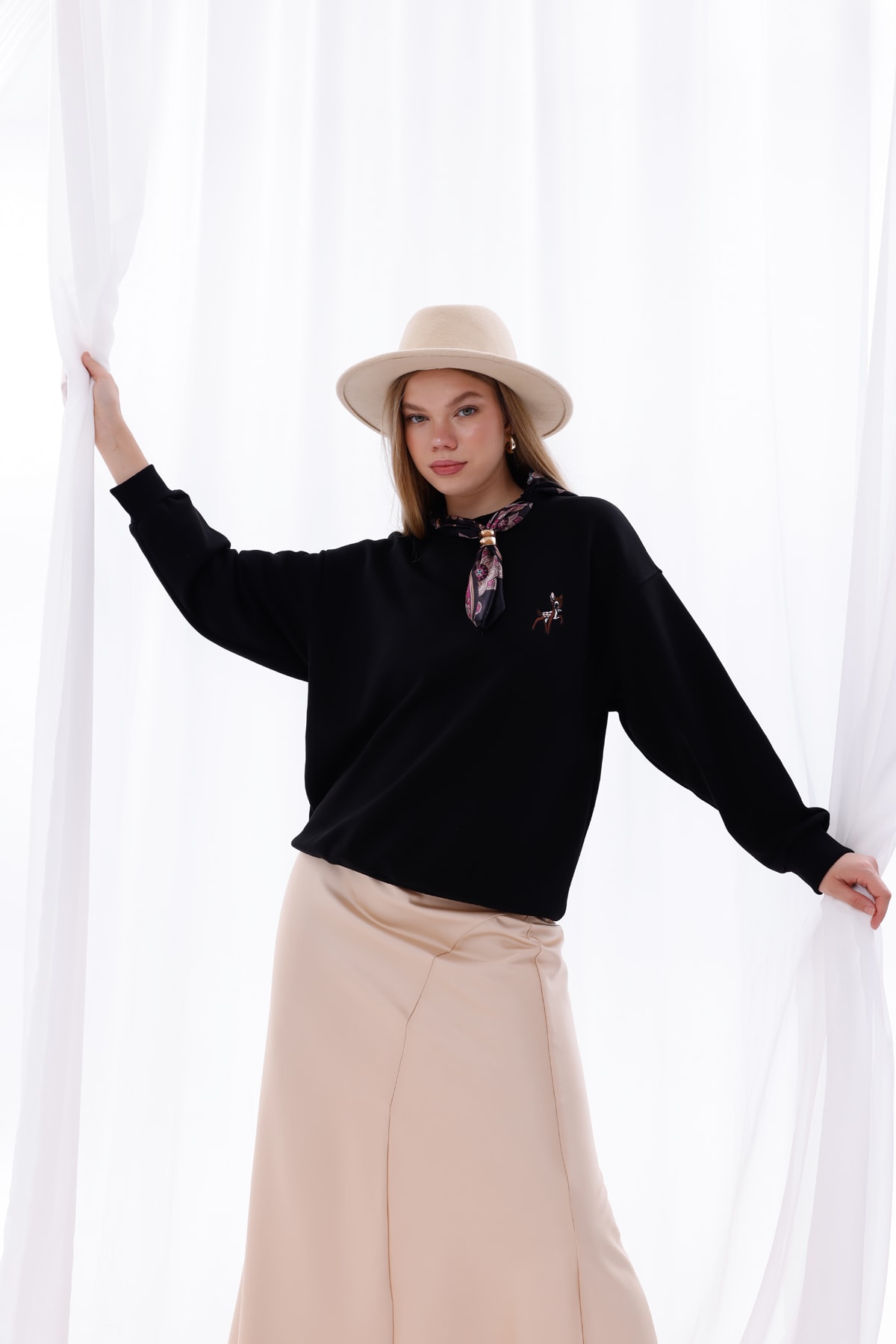 Fular Detaylı Nakışlı Oversize Sweatshirt