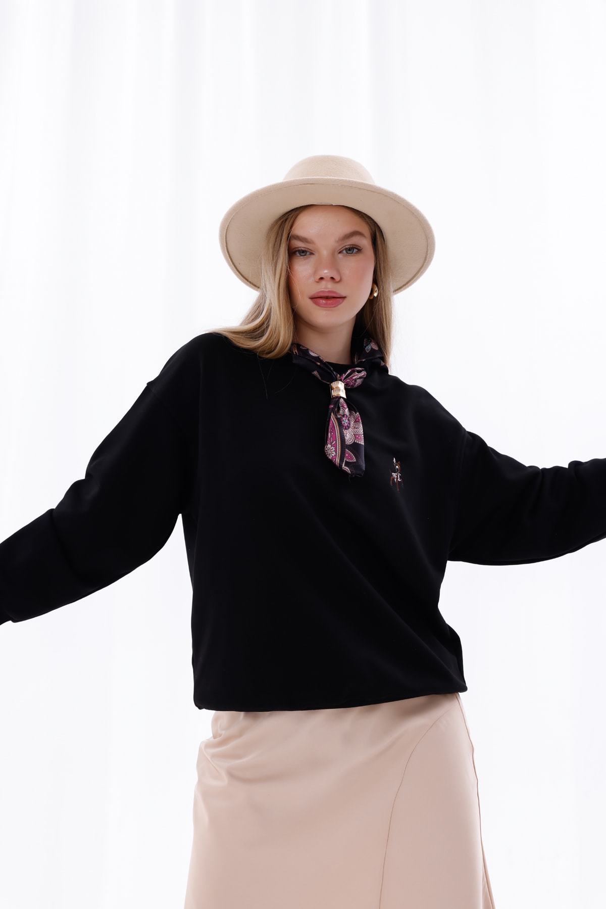 Fular Detaylı Nakışlı Oversize Sweatshirt