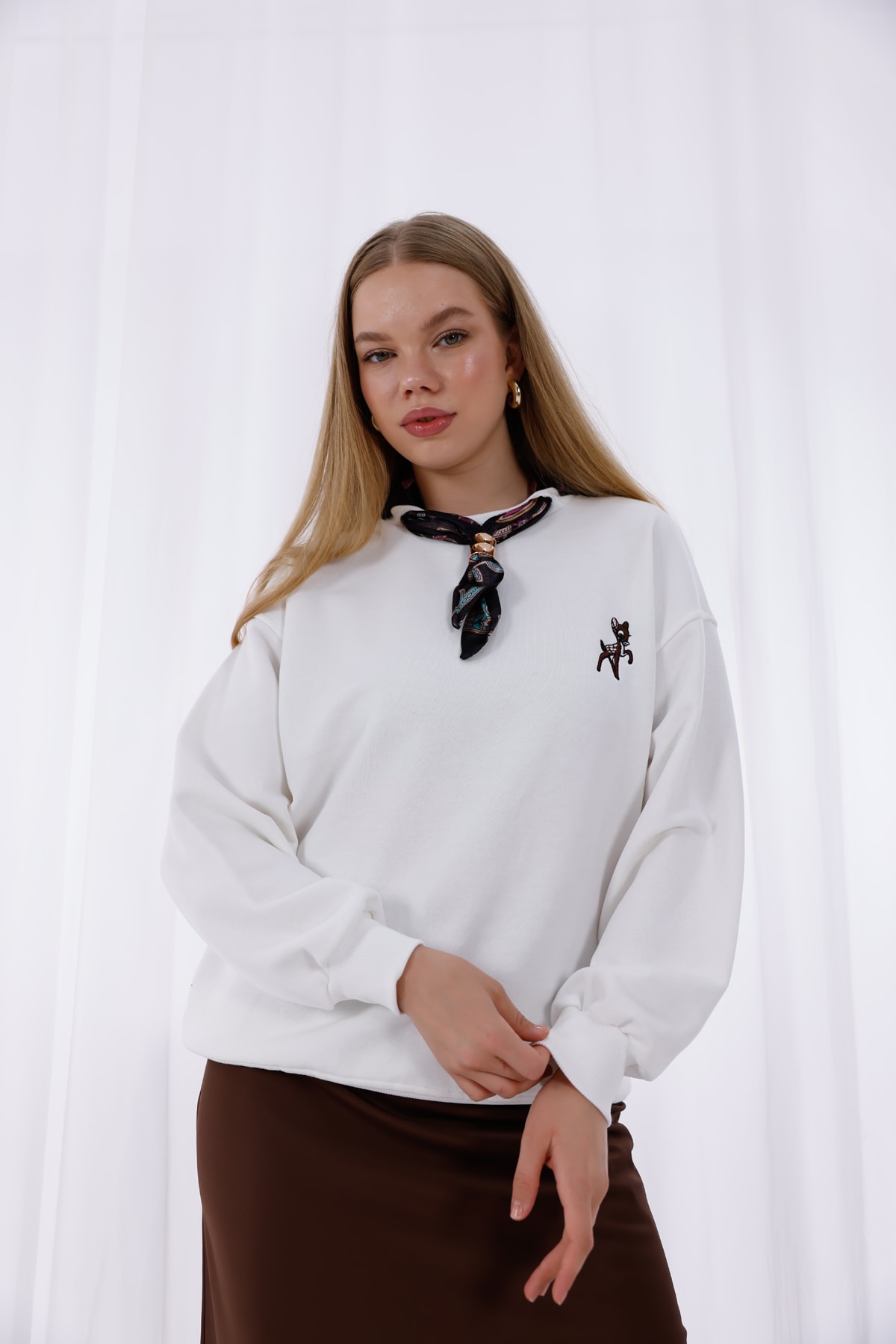 Fular Detaylı Nakışlı Oversize Sweatshirt - Beyaz