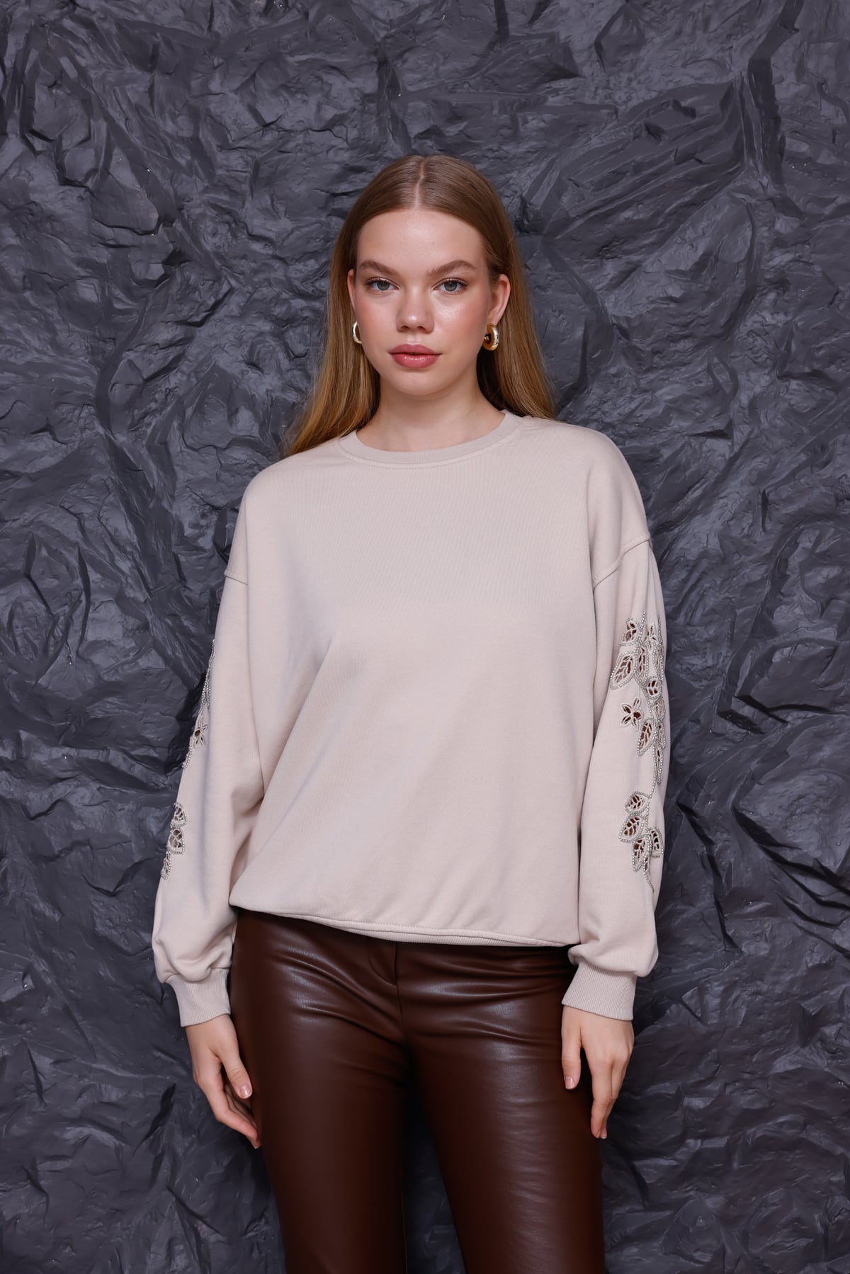 Bej Nakış ve Taş İşlemeli Oversize Sweatshirt
