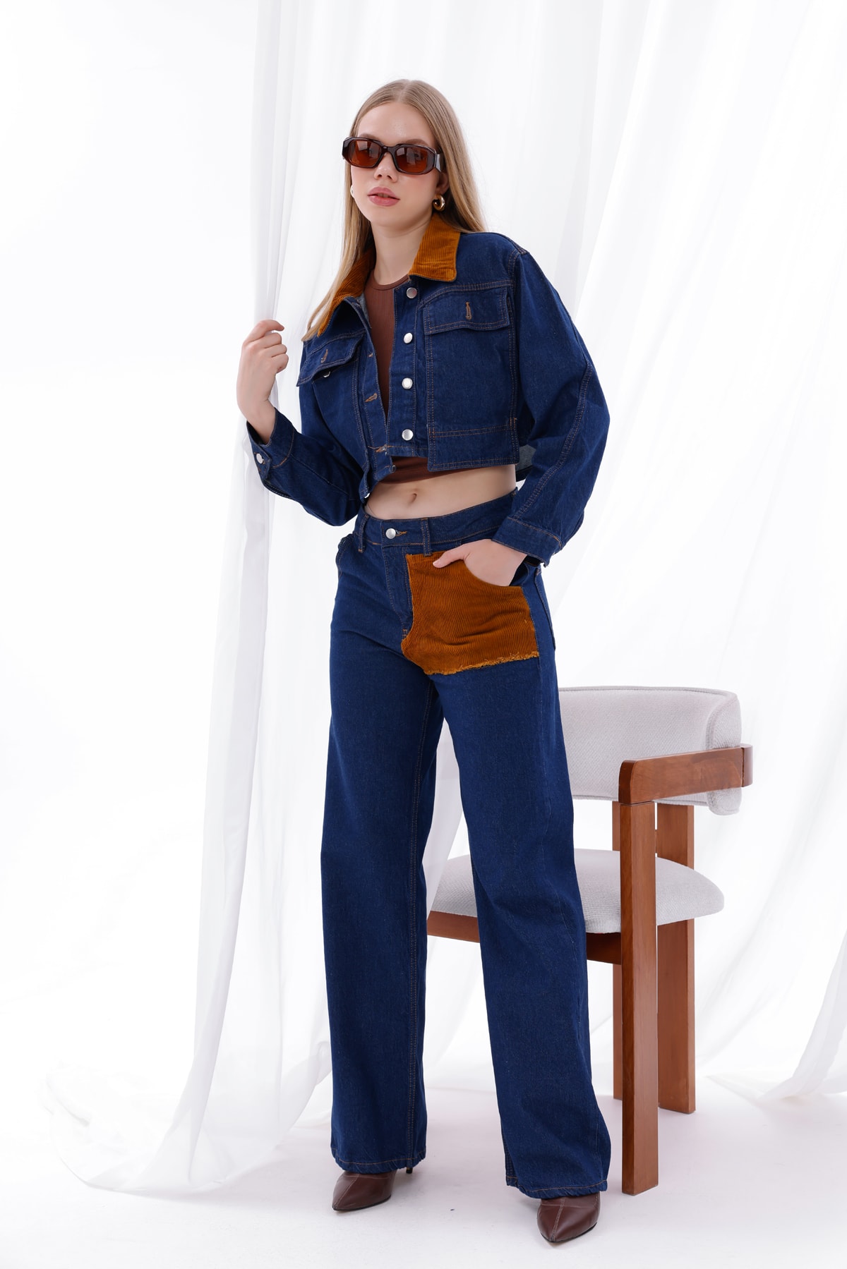 Lacivert Kadife Detaylı Crop Ceket ve Bol Paça Jean Takım