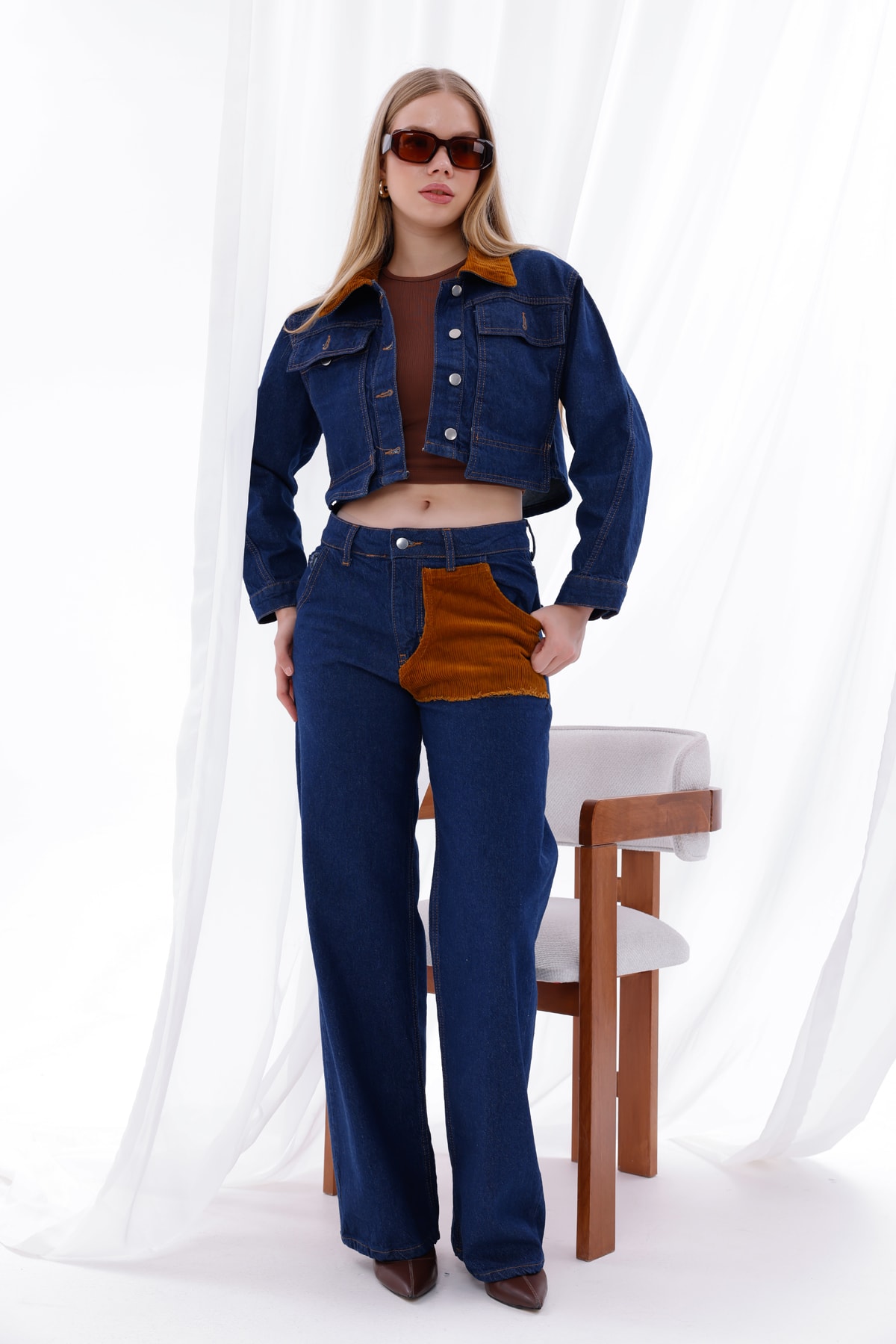 Lacivert Kadife Detaylı Crop Ceket ve Bol Paça Jean Takım