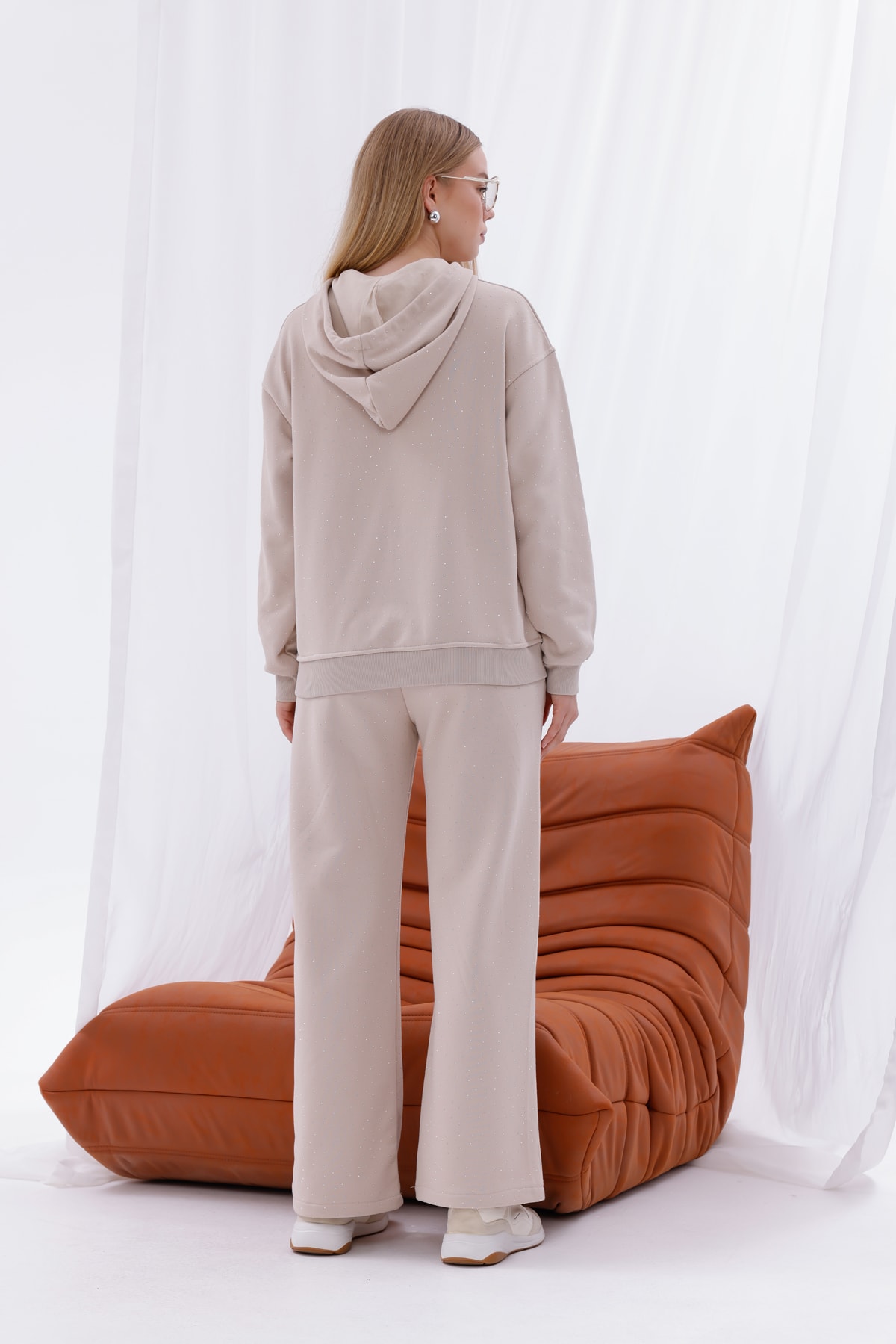 Bej Taş Detaylı Fermuarlı Sweatshirt ve Bol Paça Pantolon Takım