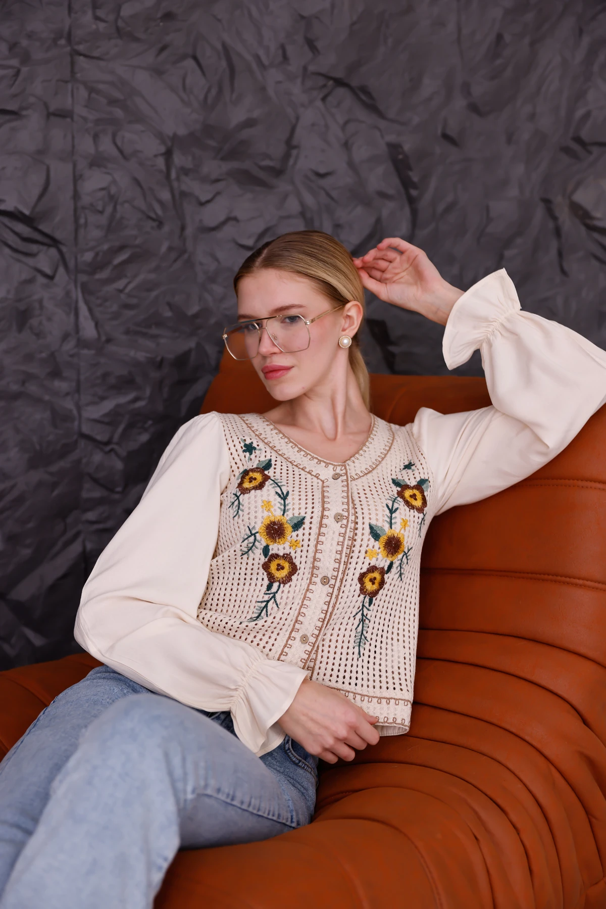 Bej Çiçek İşlemeli Düğmeli Vintage Bluz 