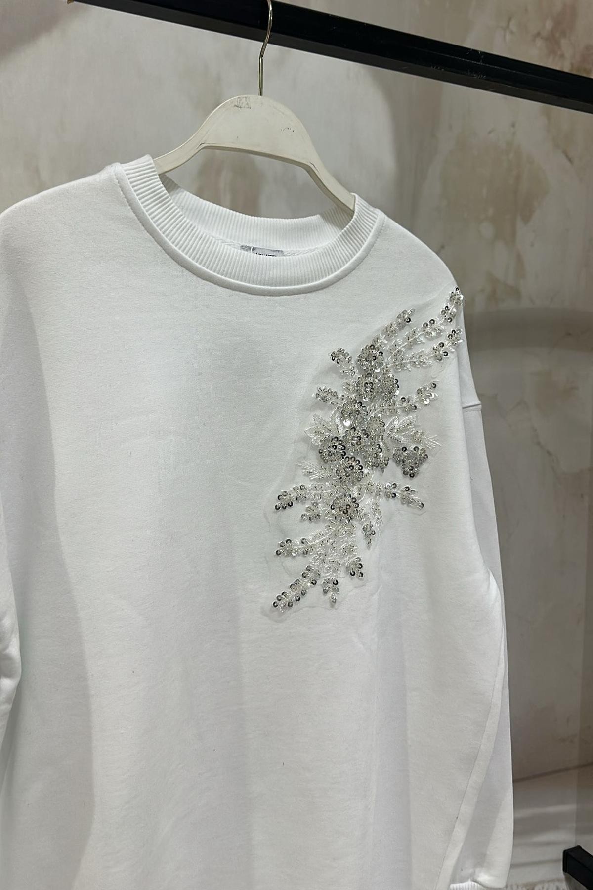 Taş ve Pul İşlemeli Beyaz Sweatshirt