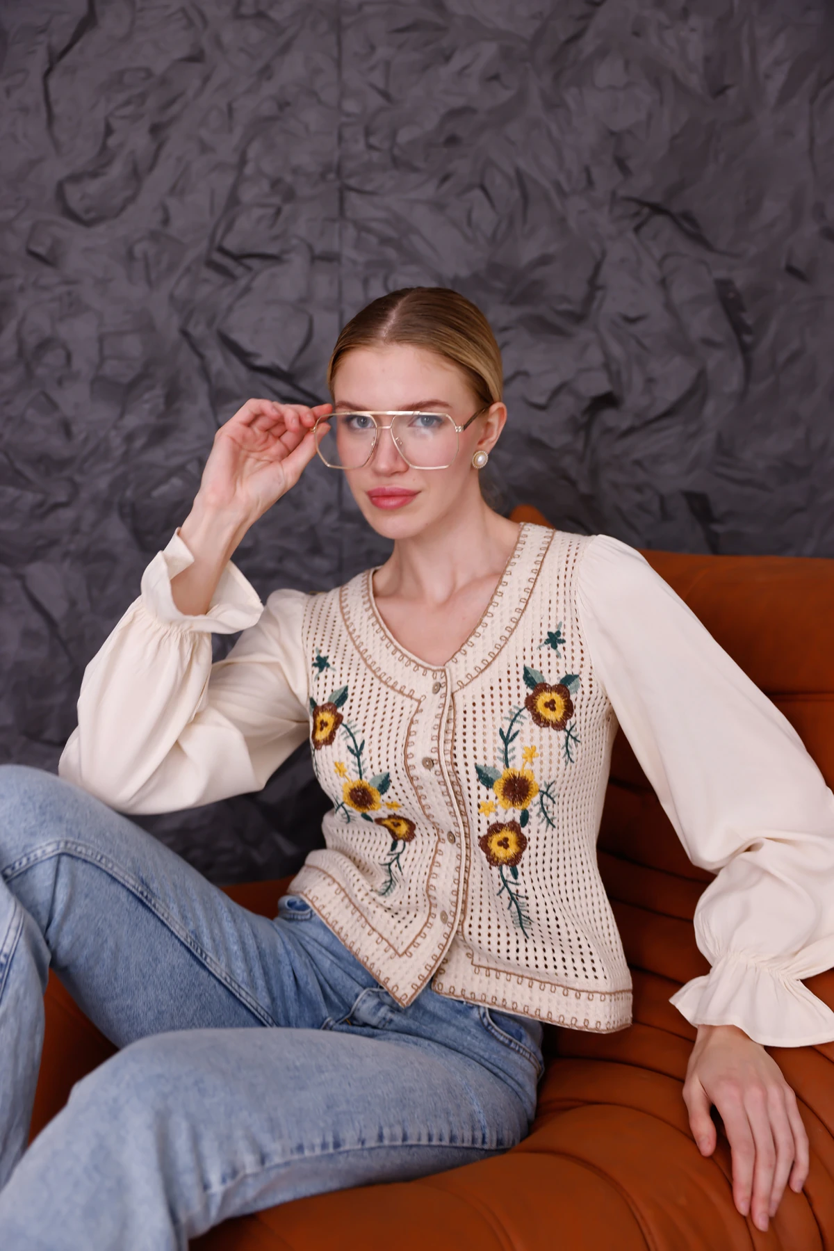 Bej Çiçek İşlemeli Düğmeli Vintage Bluz 