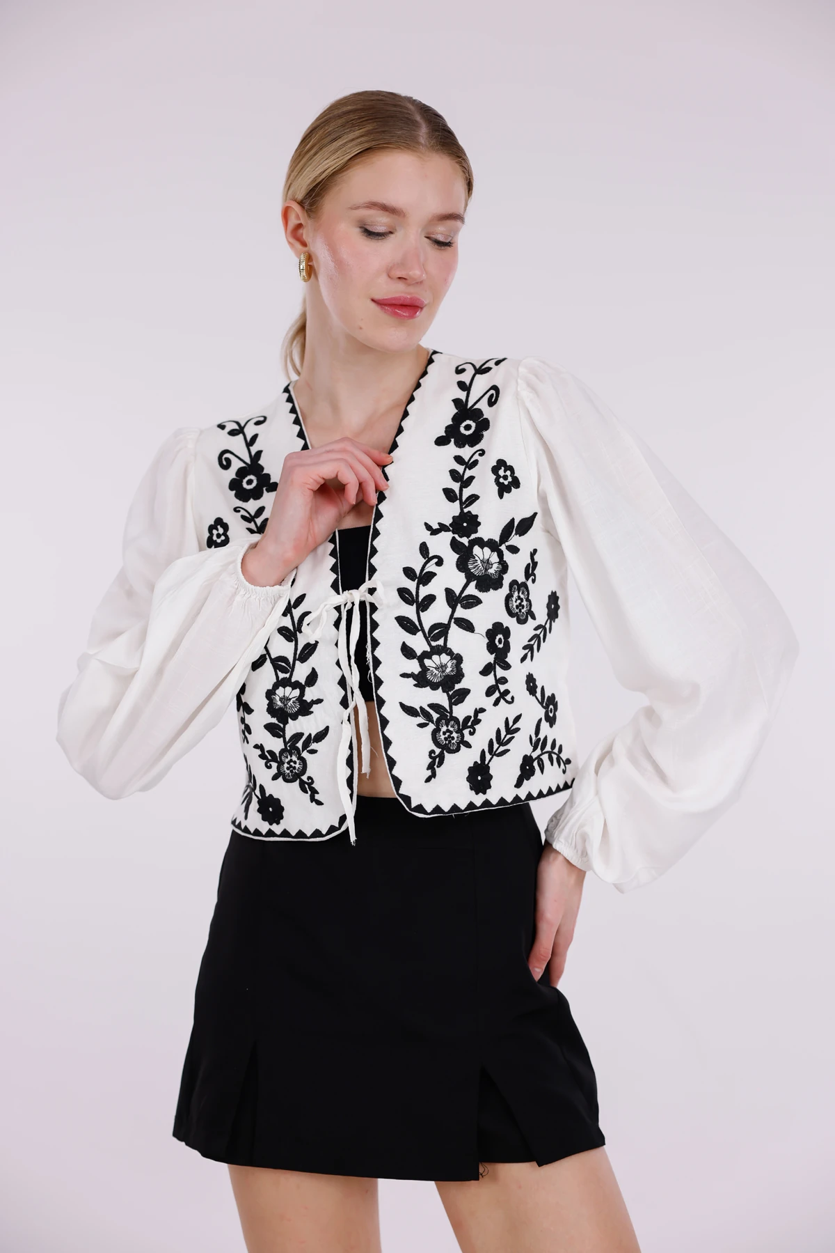 Siyah Beyaz Nakışlı Bağlamalı Keten Yelek – Bohem Tarz Crop Model