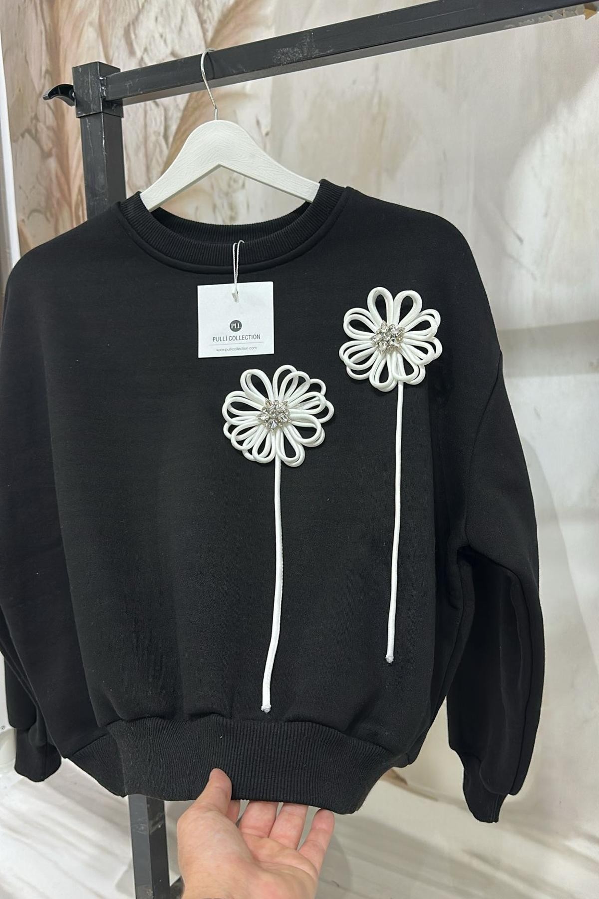 Çiçek Aplikeli Siyah Sweatshirt