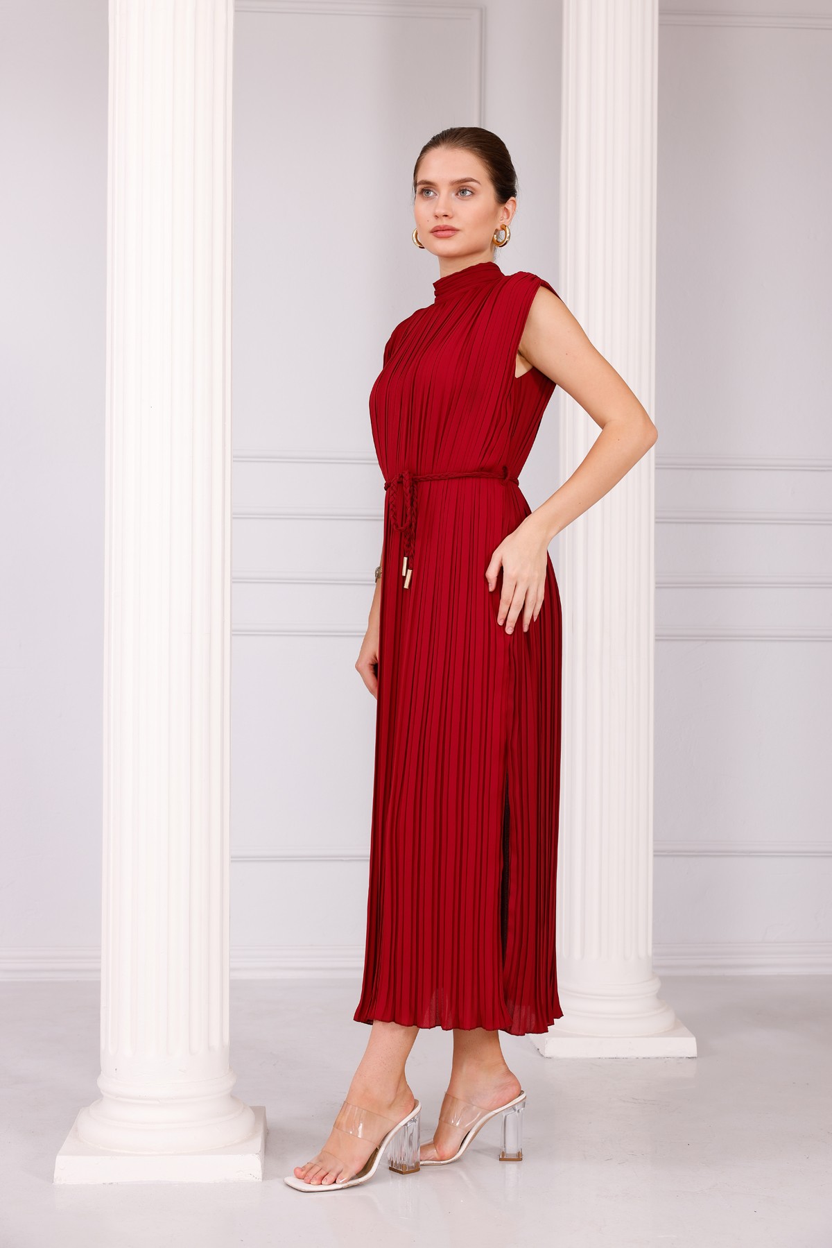 Bordo Piliseli Uzun Elbise – Kuşak Detaylı