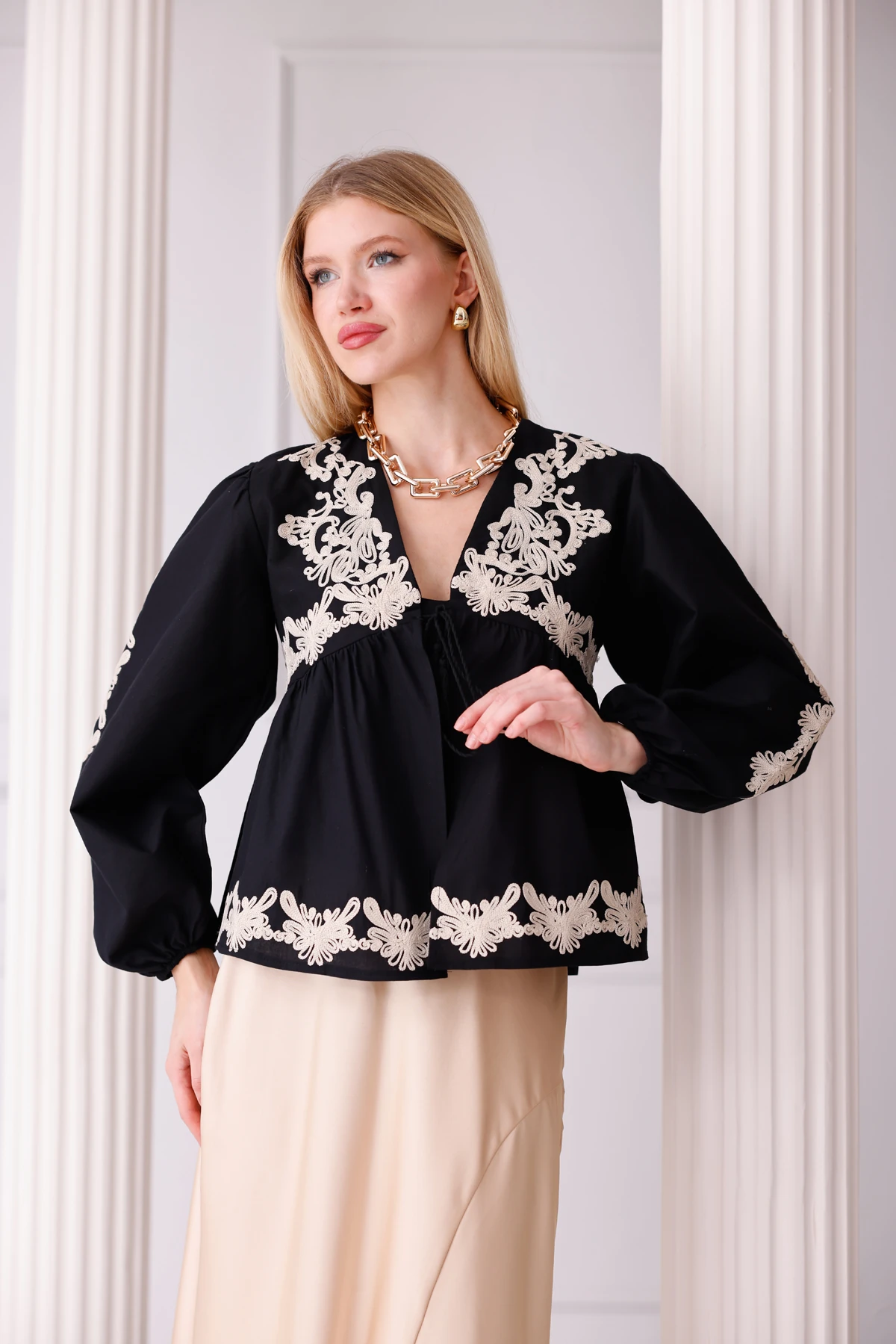 Bej Nakış Detaylı Siyah Viskon Bluz – V Yaka 