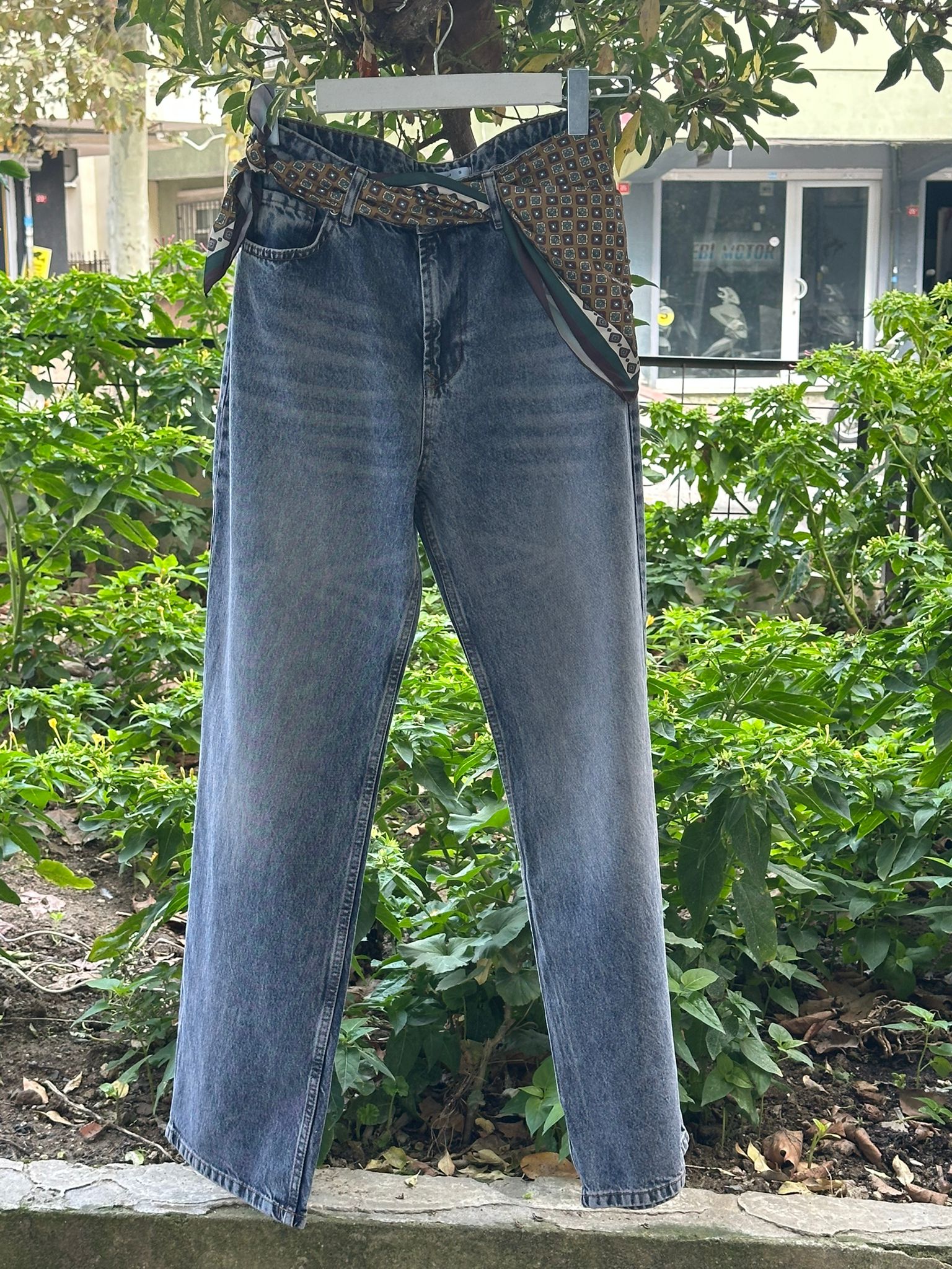 Vintage Görünümlü Düz Paça Yüksek Bel Jean – Şal Detaylı