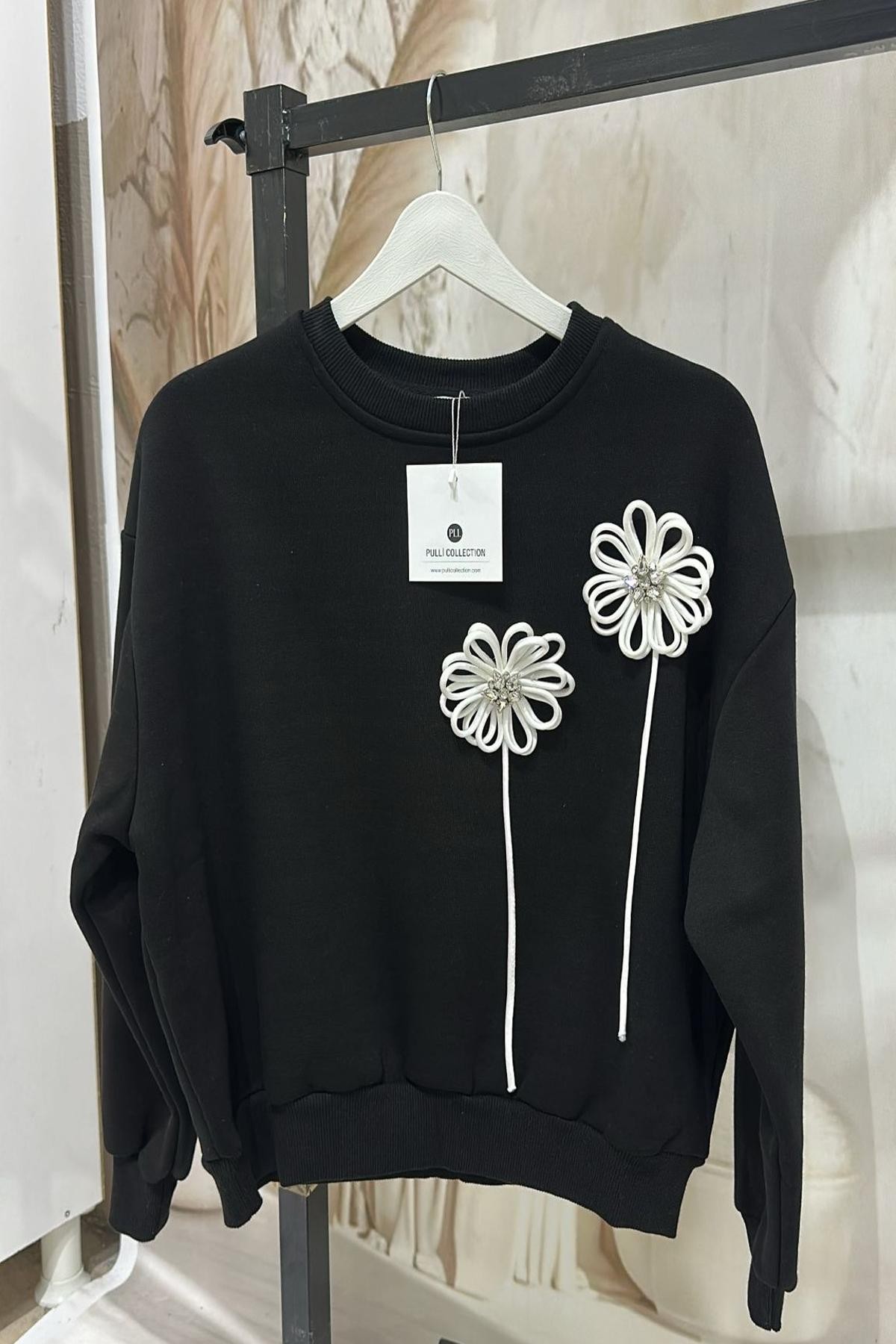 Çiçek Aplikeli Siyah Sweatshirt