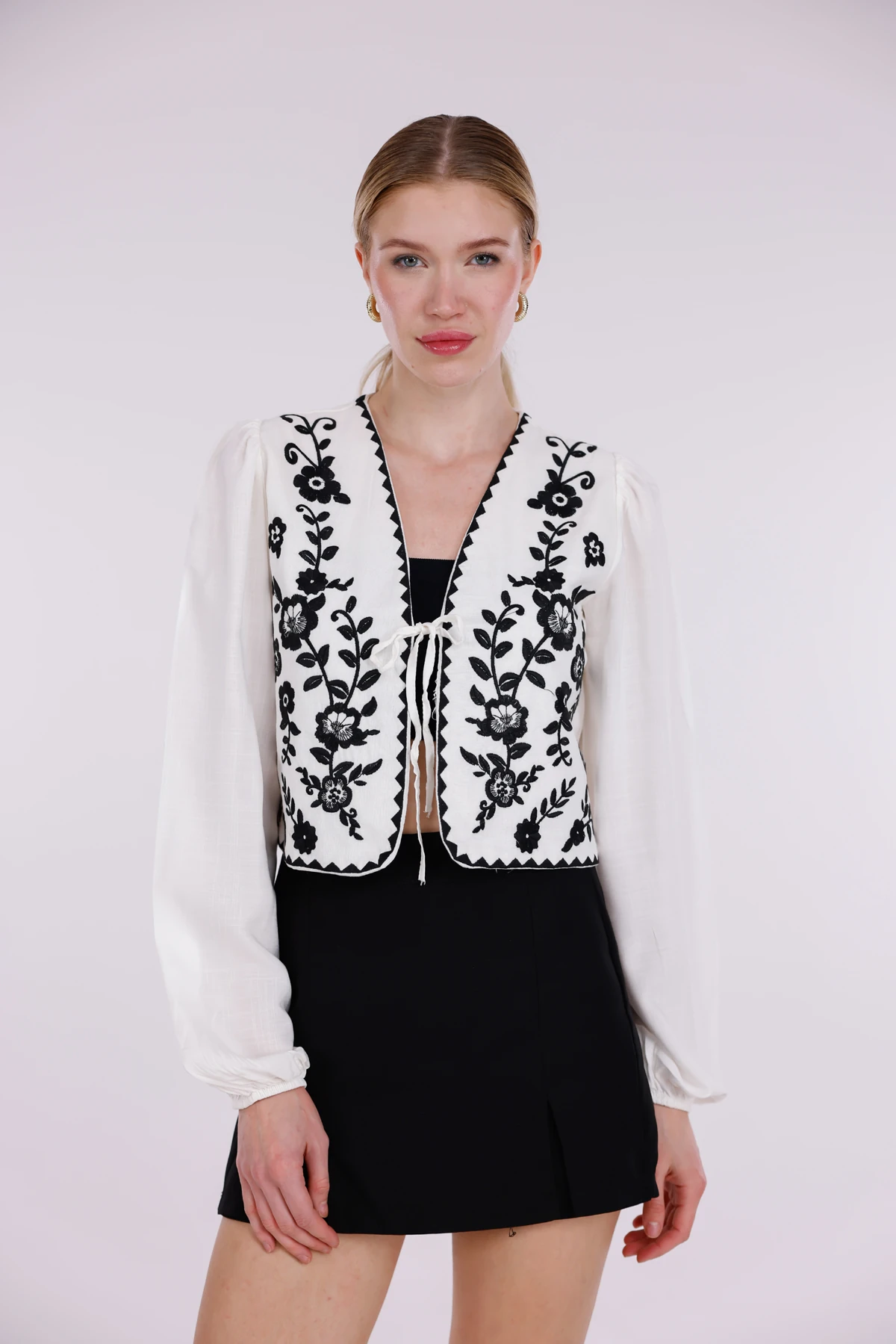 Siyah Beyaz Nakışlı Bağlamalı Keten Yelek – Bohem Tarz Crop Model