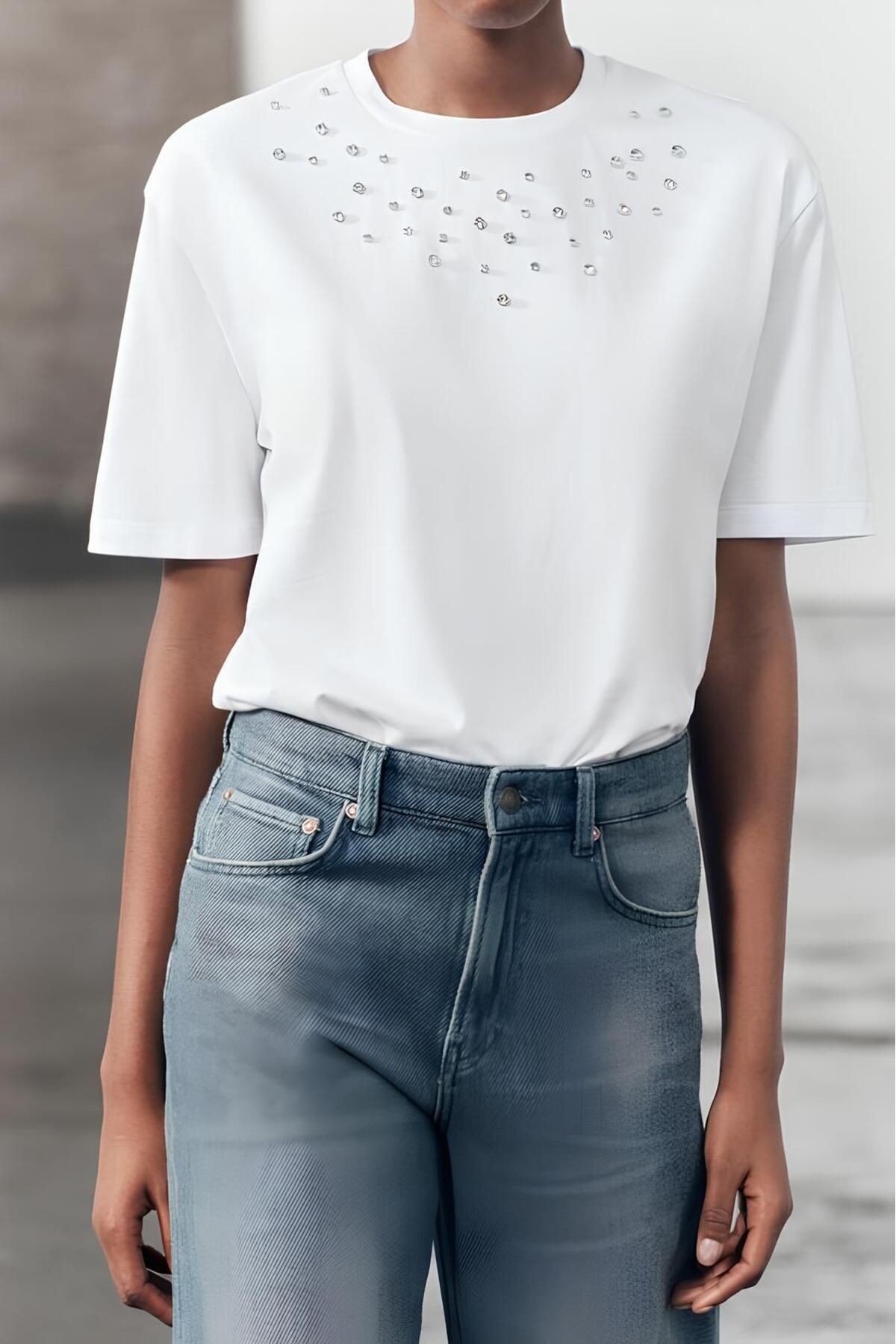 %100 İnceltilmiş Pamuklu Taş Detaylı T-Shirt