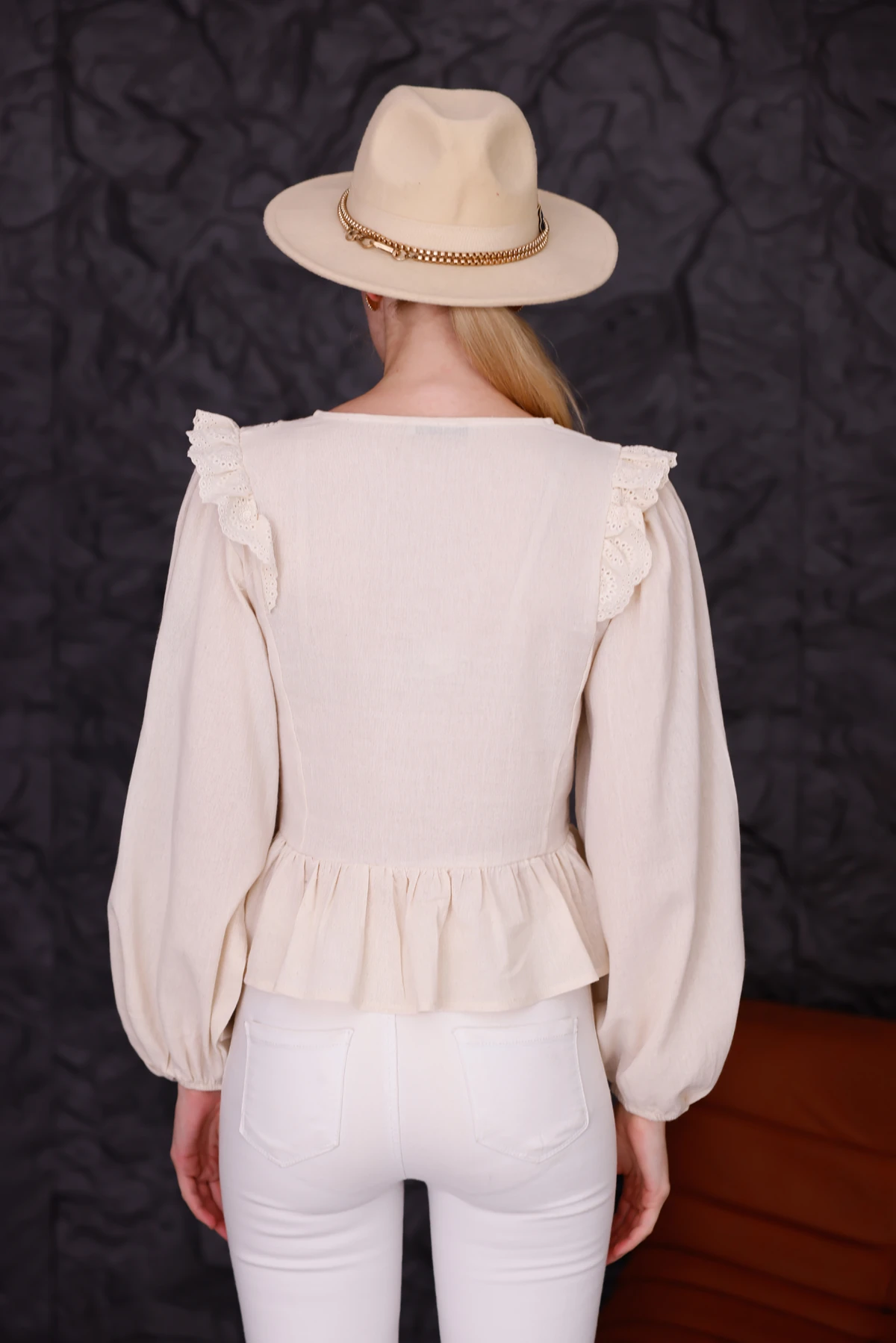 Dantel Detaylı Keten Bluz – Fırfırlı V Yaka Romantik Model