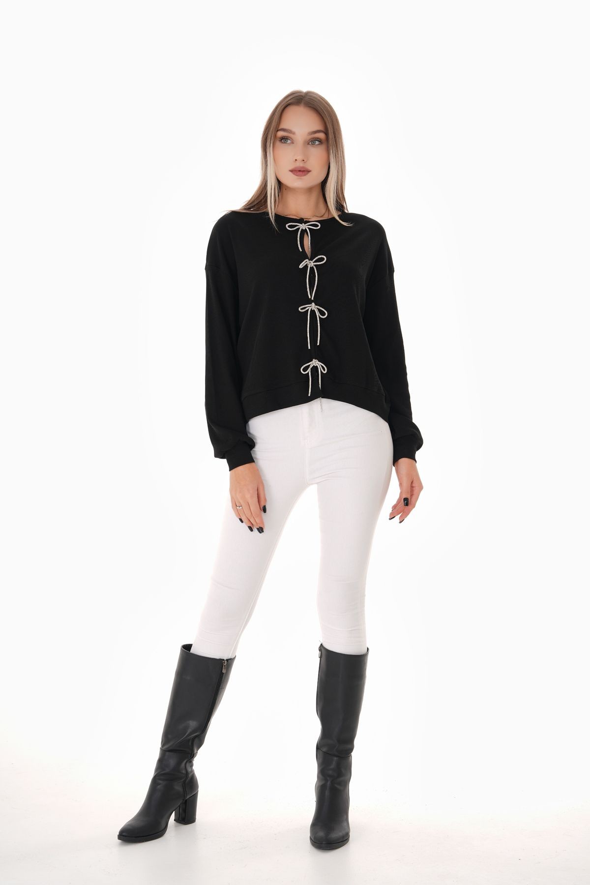 Top negru din material reiat cu accesorii strălucitoare