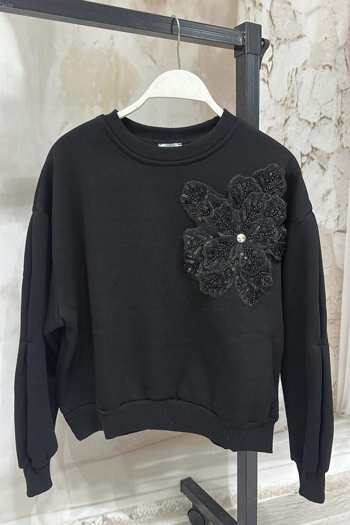 Çiçek Aplikeli Siyah Sweatshirt %95 Pamuk