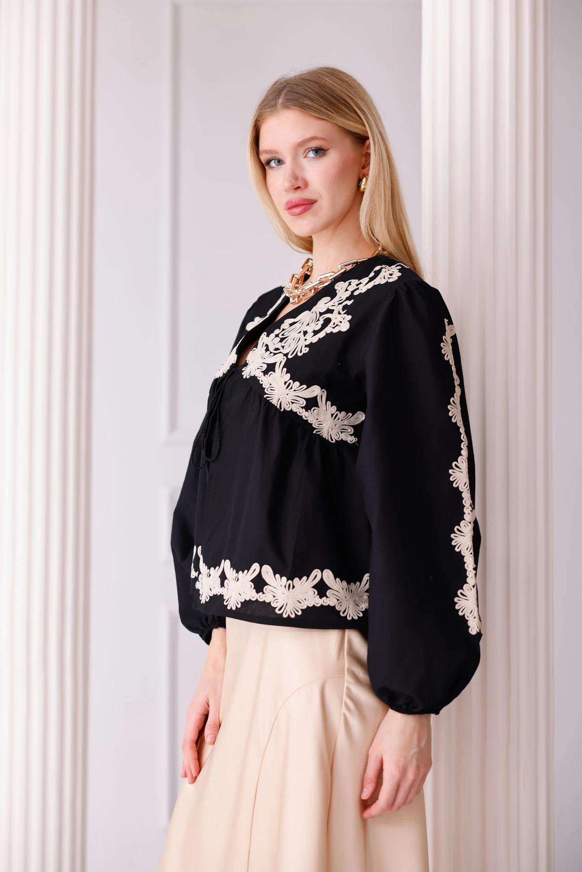 Bej Nakış Detaylı Siyah Viskon Bluz – V Yaka 