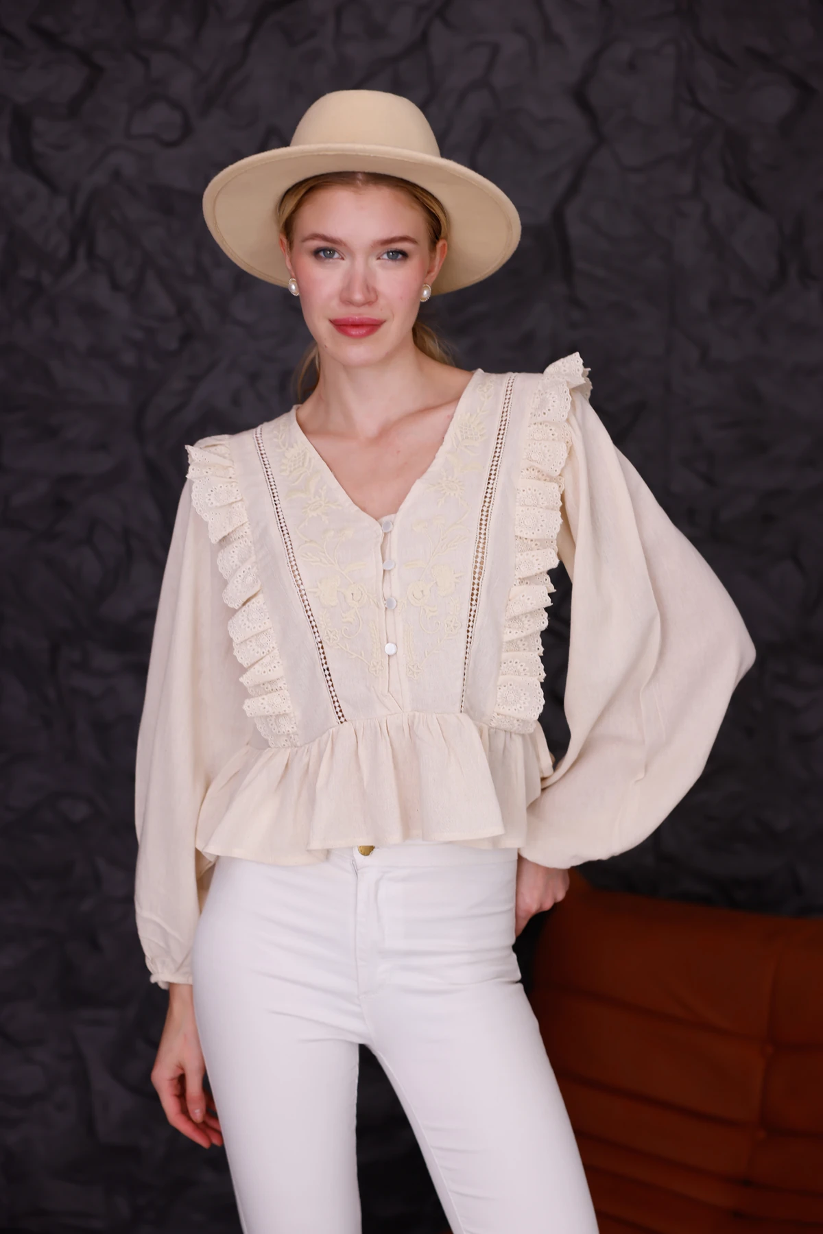 Dantel Detaylı Keten Bluz – Fırfırlı V Yaka Romantik Model