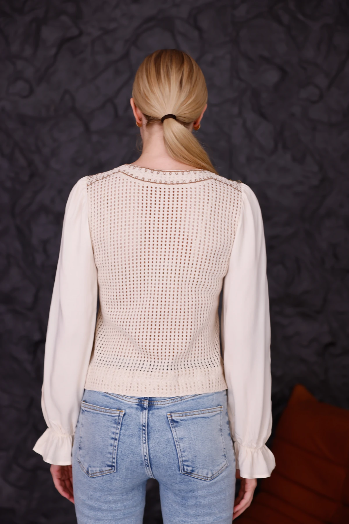 Bej Çiçek İşlemeli Düğmeli Vintage Bluz 