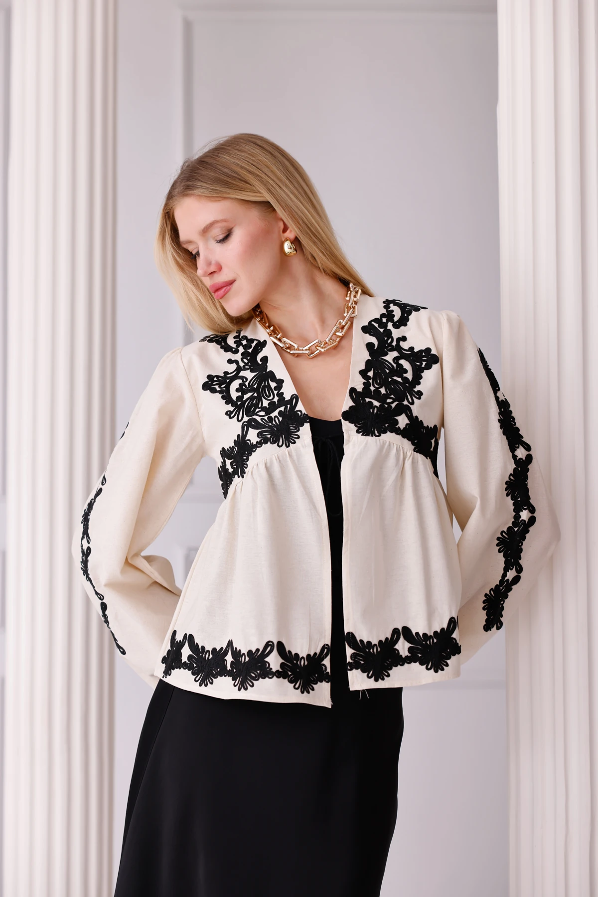 Bej Nakış Detaylı Siyah Viskon Bluz – V Yaka  - Ekru