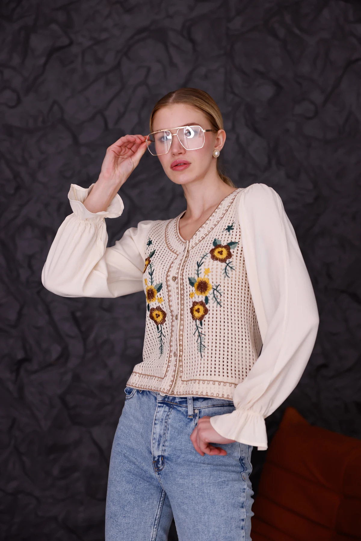 Bej Çiçek İşlemeli Düğmeli Vintage Bluz 