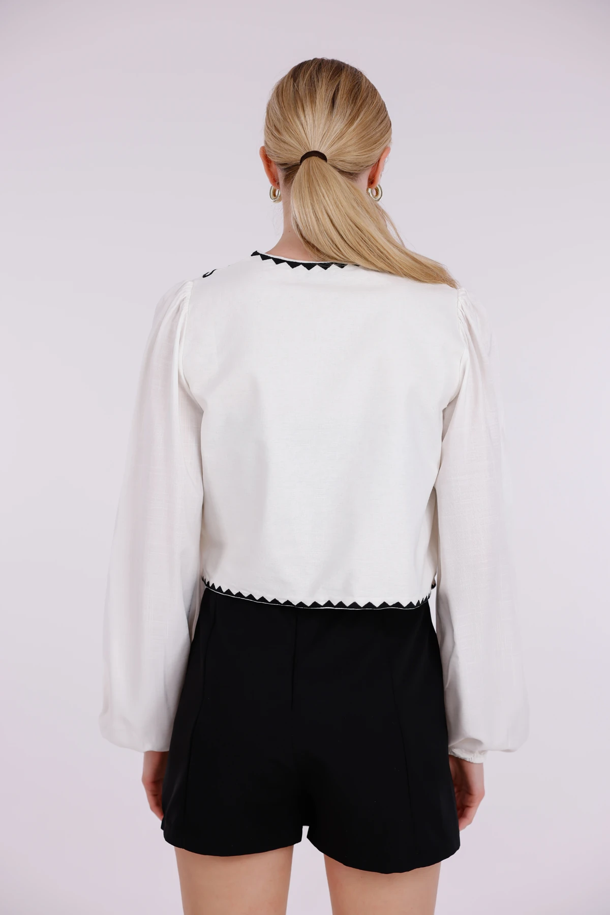 Siyah Beyaz Nakışlı Bağlamalı Keten Yelek – Bohem Tarz Crop Model