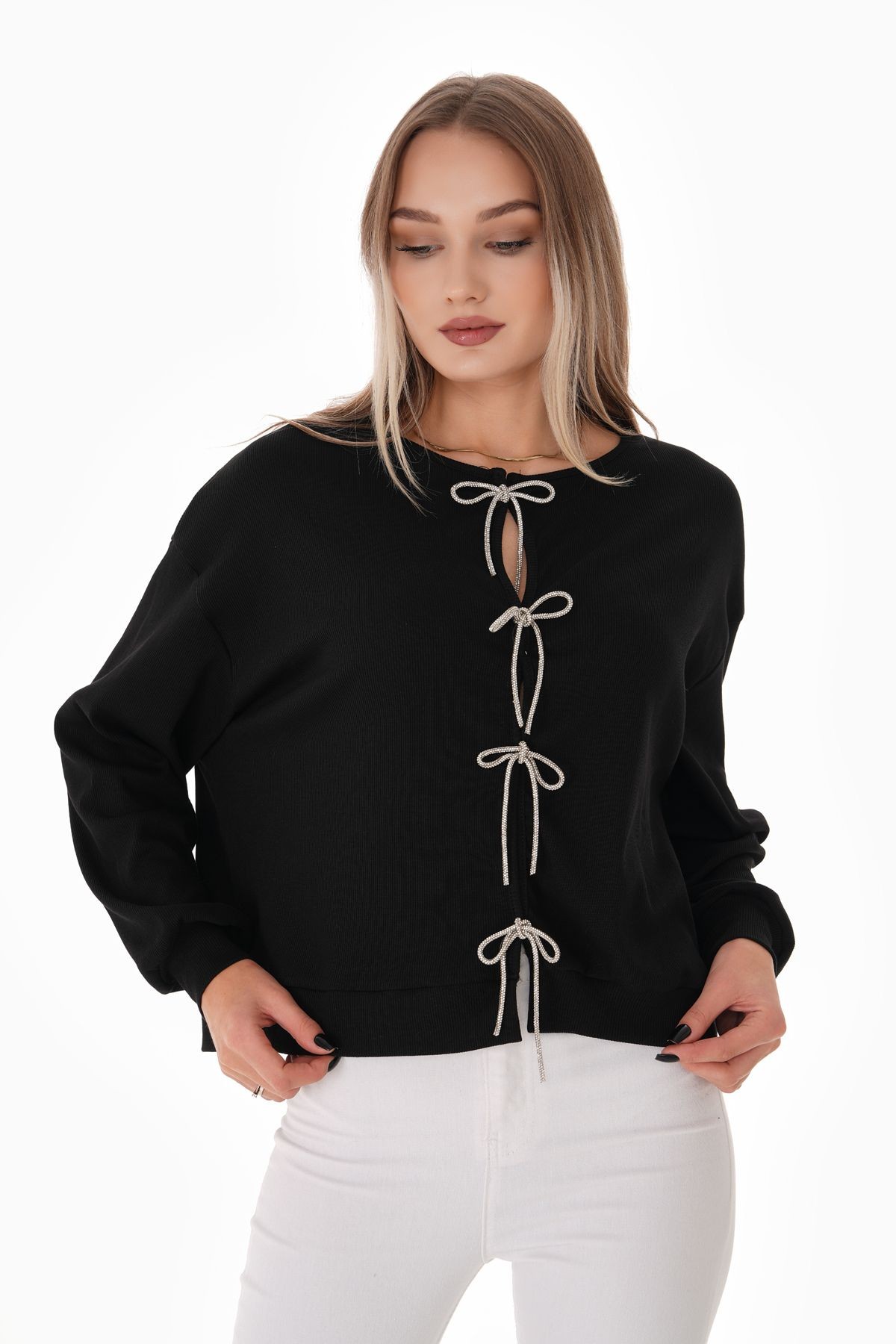 Top negru din material reiat cu accesorii strălucitoare