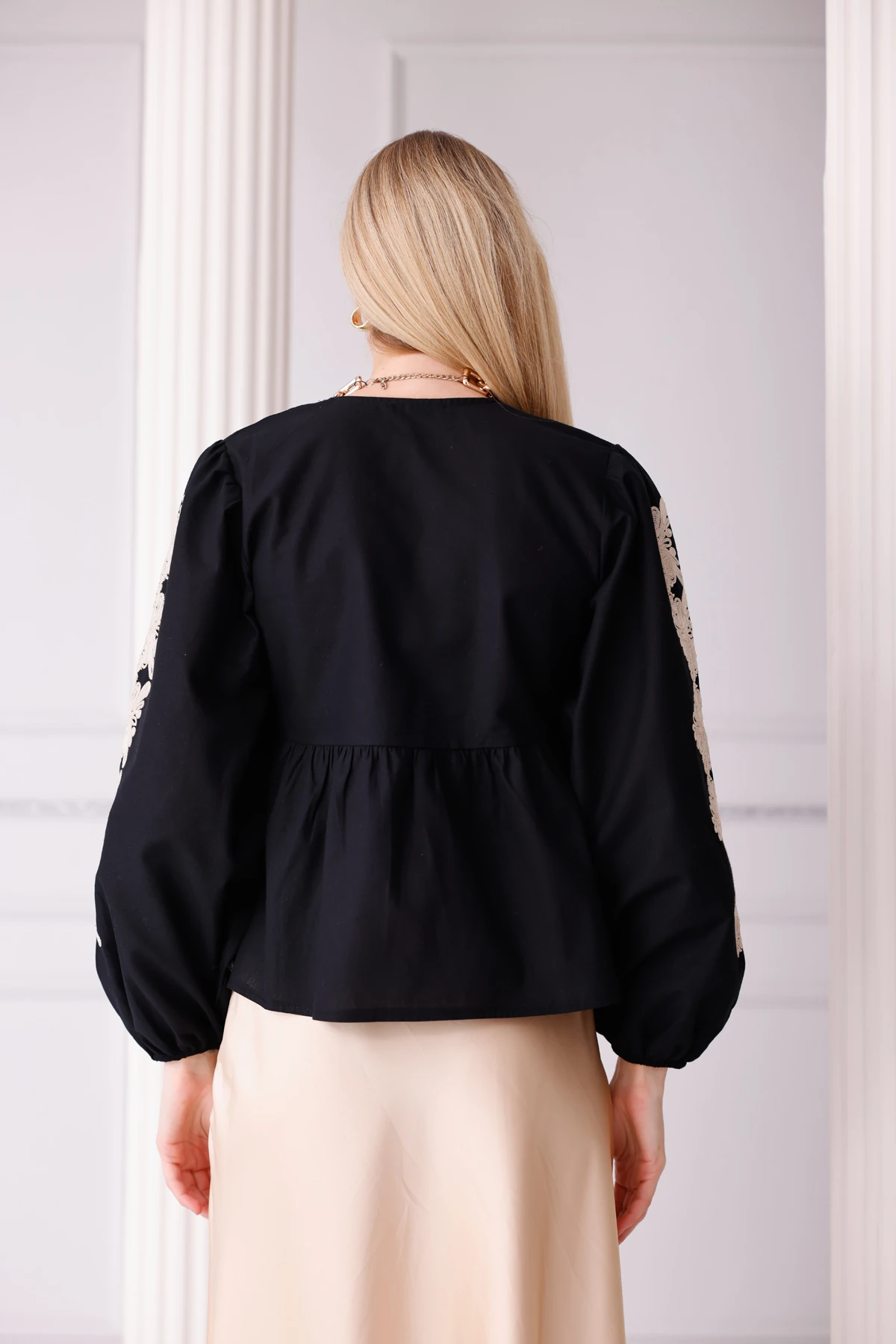 Bej Nakış Detaylı Siyah Viskon Bluz – V Yaka 