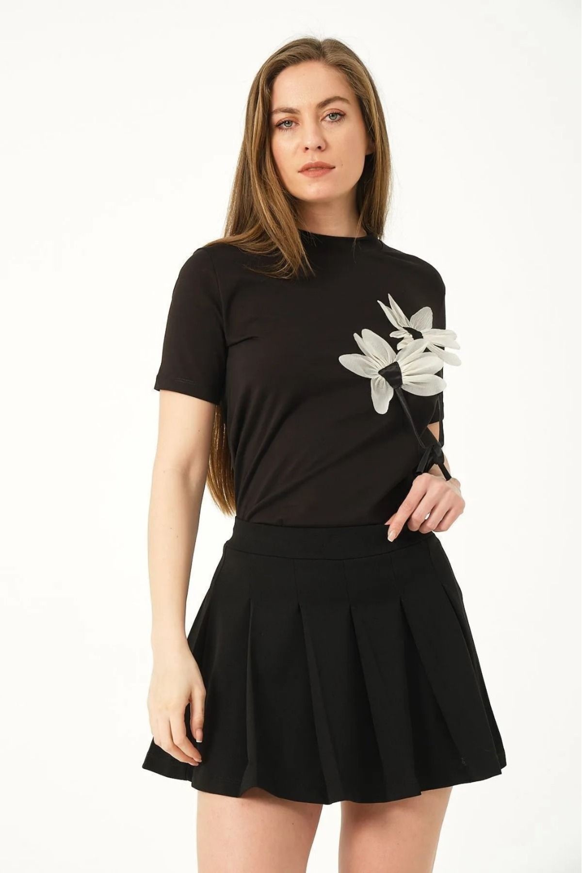 Papatya Aplikeli T-Shirt Siyah