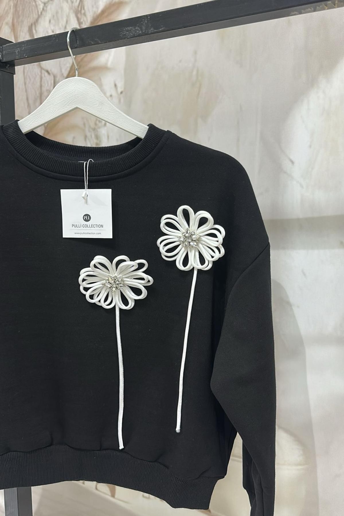 Çiçek Aplikeli Siyah Sweatshirt