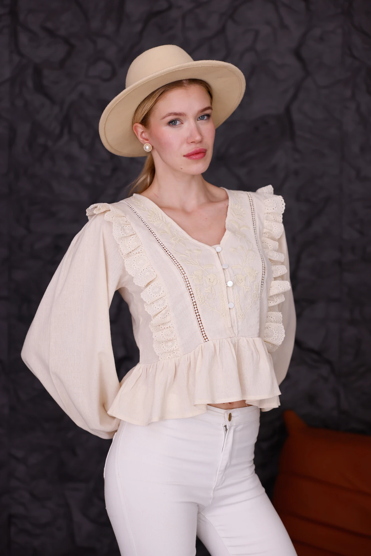 Dantel Detaylı Keten Bluz – Fırfırlı V Yaka Romantik Model