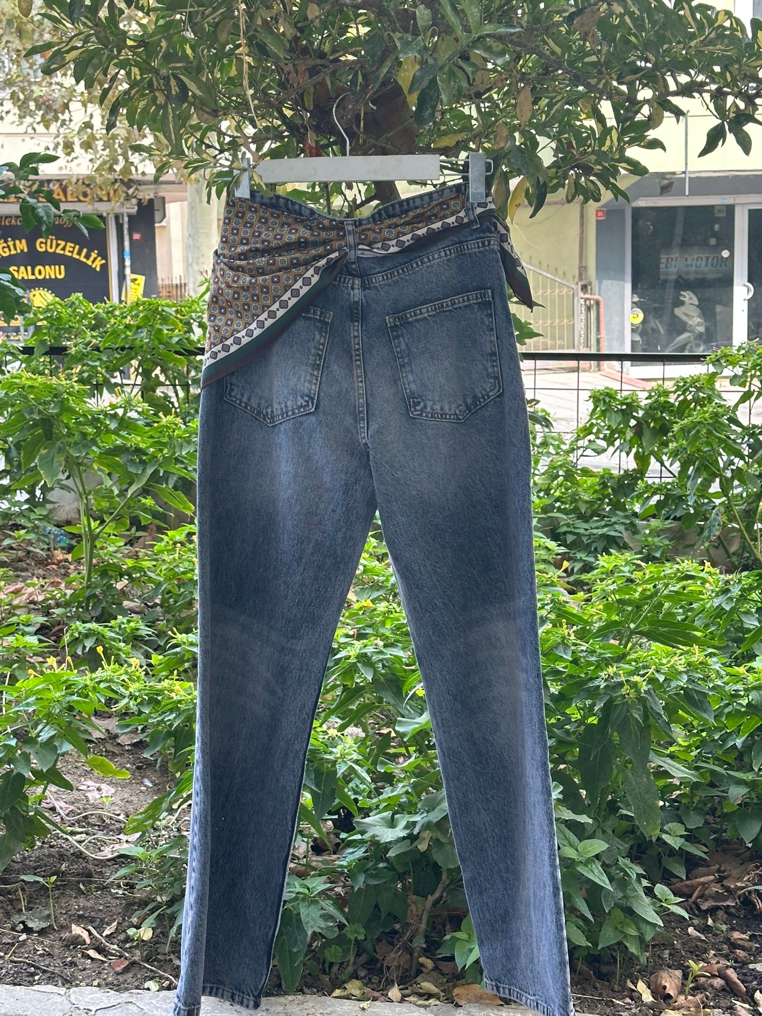 Vintage Görünümlü Düz Paça Yüksek Bel Jean – Şal Detaylı