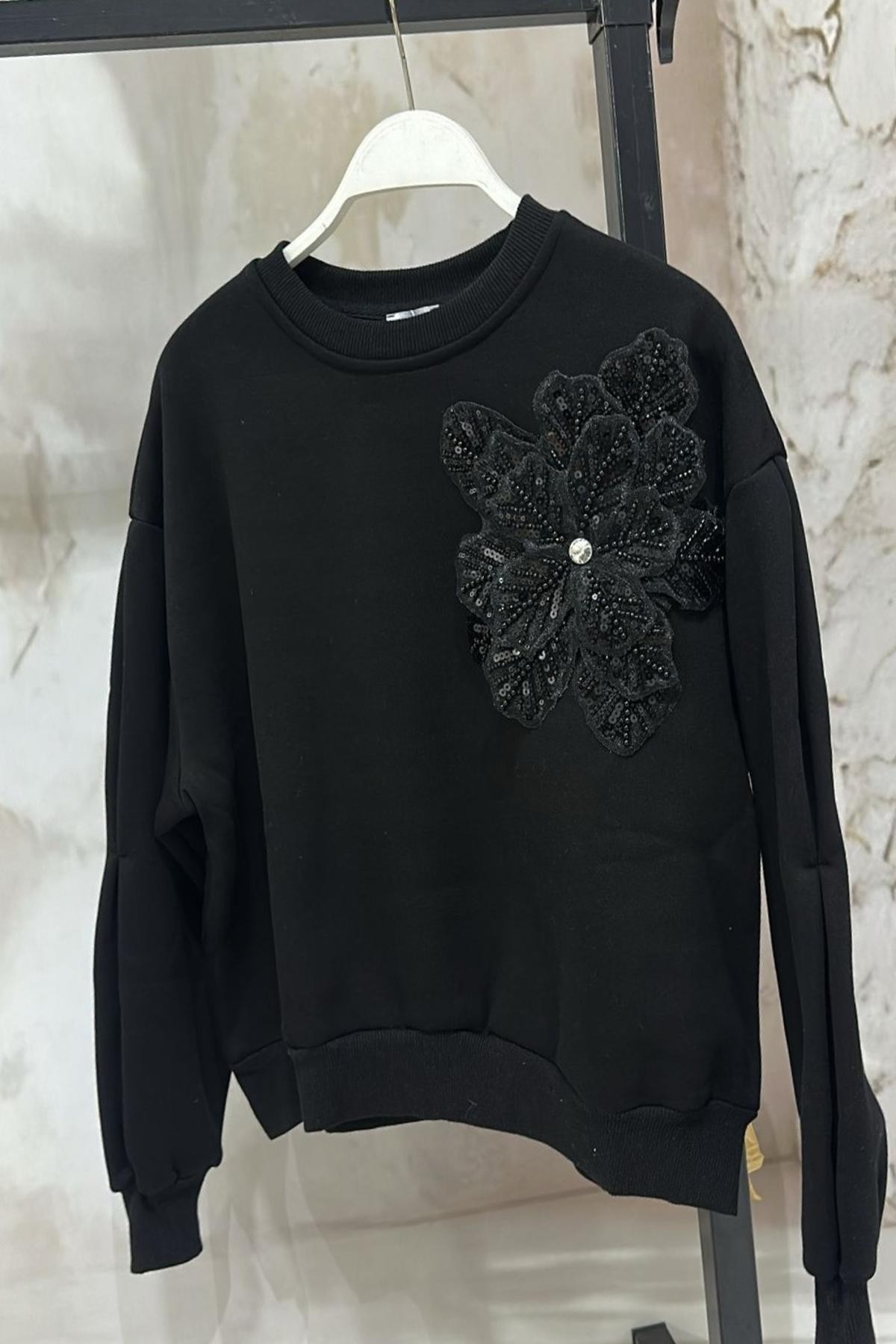 Çiçek Aplikeli Siyah Sweatshirt %95 Pamuk