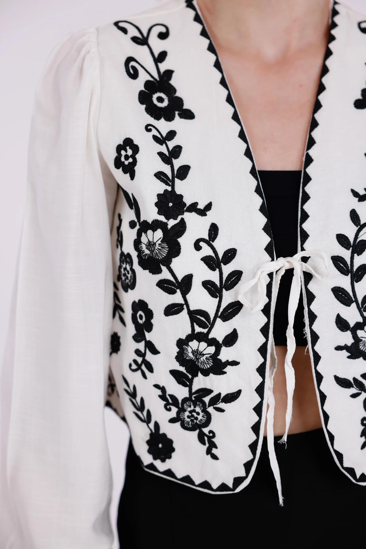 Siyah Beyaz Nakışlı Bağlamalı Keten Yelek – Bohem Tarz Crop Model