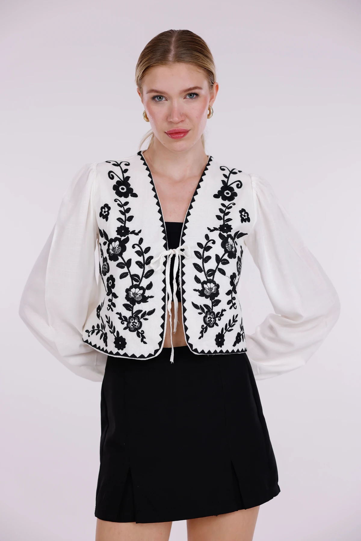 Siyah Beyaz Nakışlı Bağlamalı Keten Yelek – Bohem Tarz Crop Model
