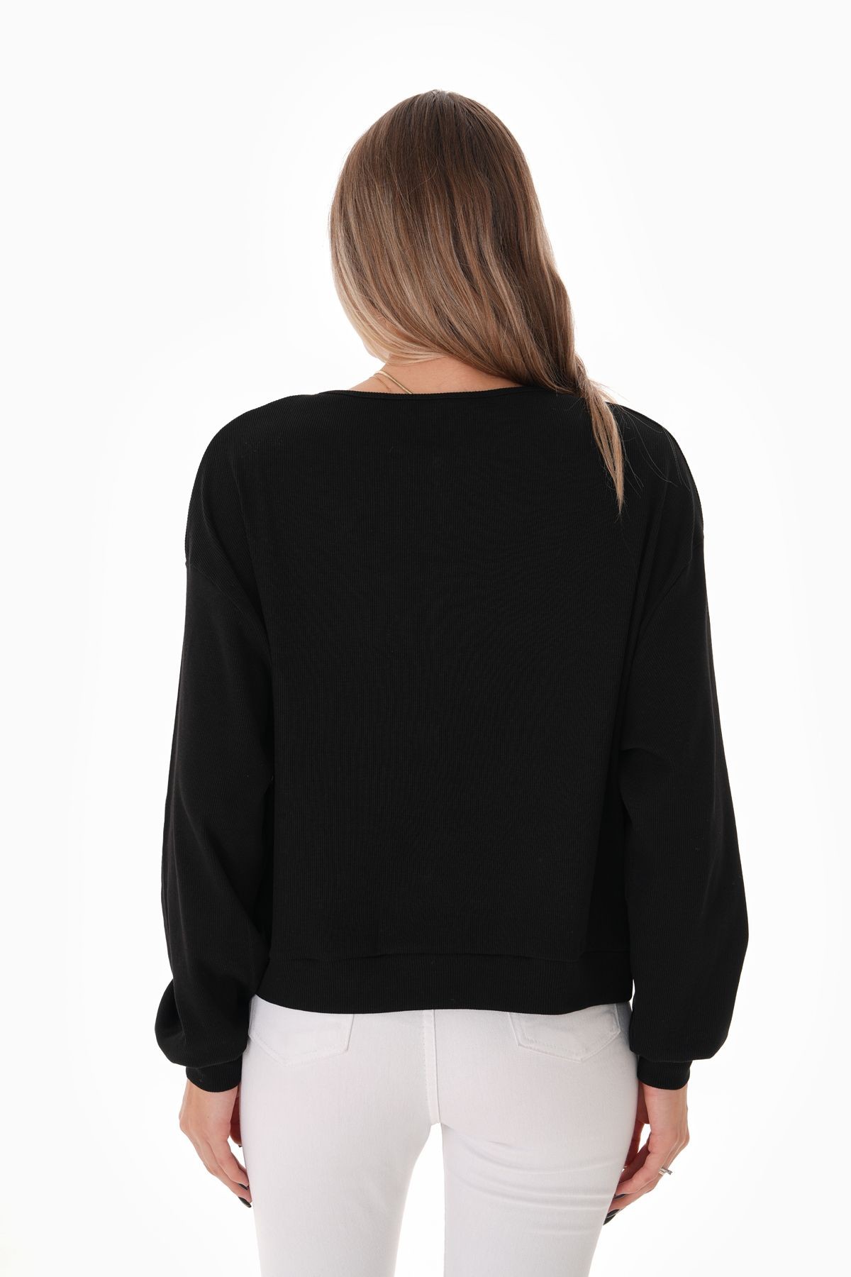 Top negru din material reiat cu accesorii strălucitoare
