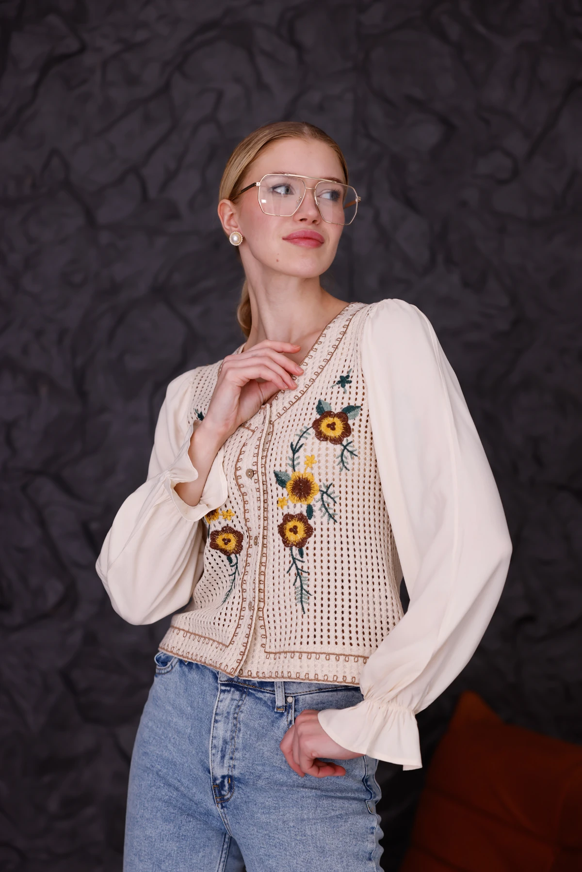 Bej Çiçek İşlemeli Düğmeli Vintage Bluz 