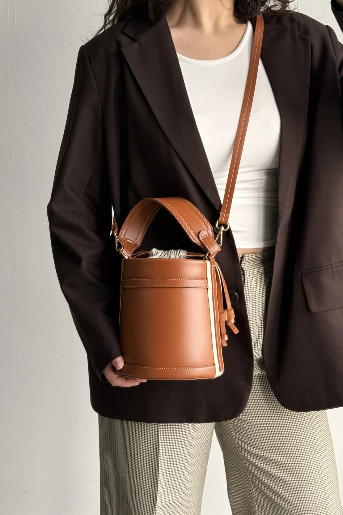 Büzgü Kapamalı Kova Model El ve Omuz Çanta Kate Taba