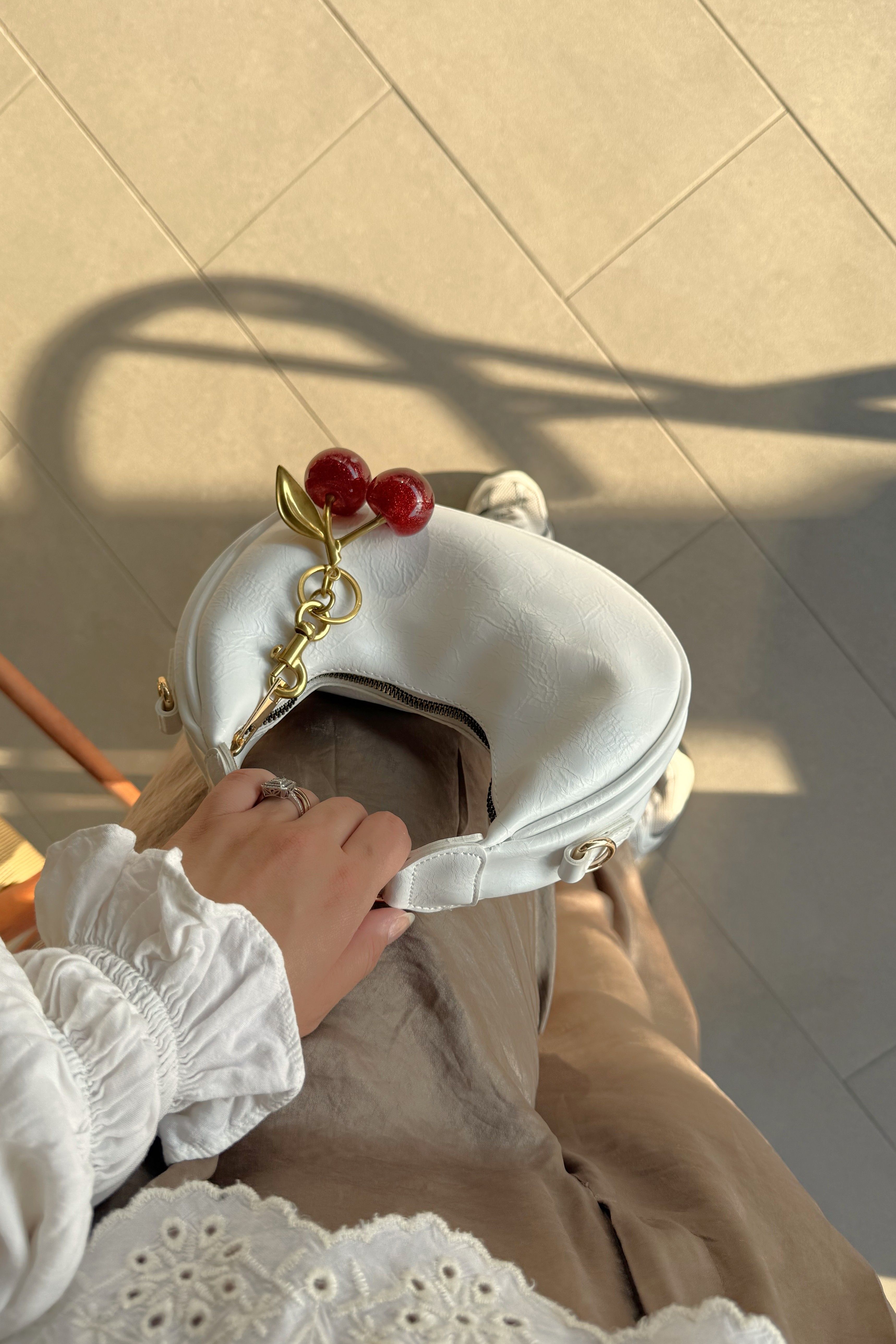 Kiraz Charm Hediyeli Kadın El ve Omuz Çanta Alyona Deri Beyaz
