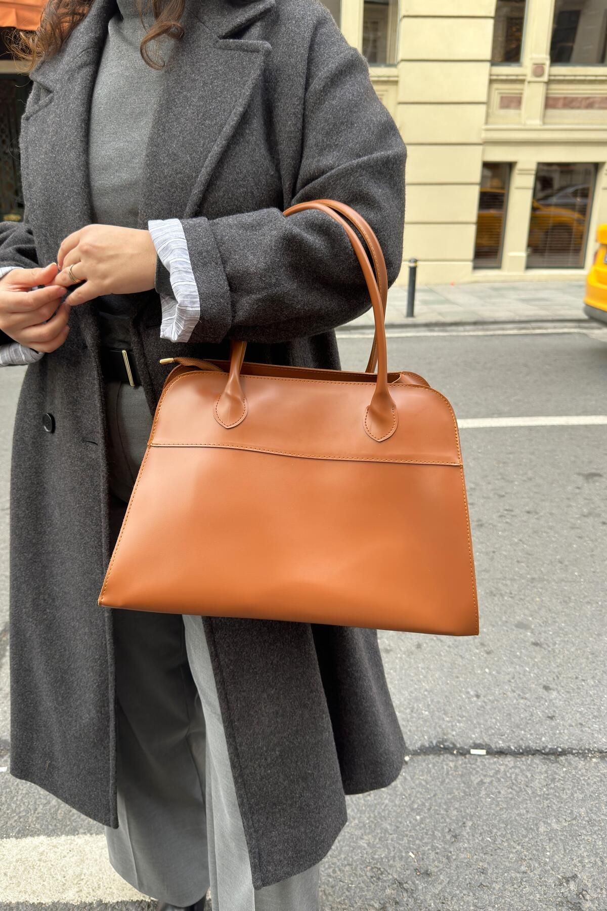 XL Boy Deri Aksesuar Detaylı Fermuarlı Kadın El ve Omuz Çanta Roma Taba(Sezon Sonu)