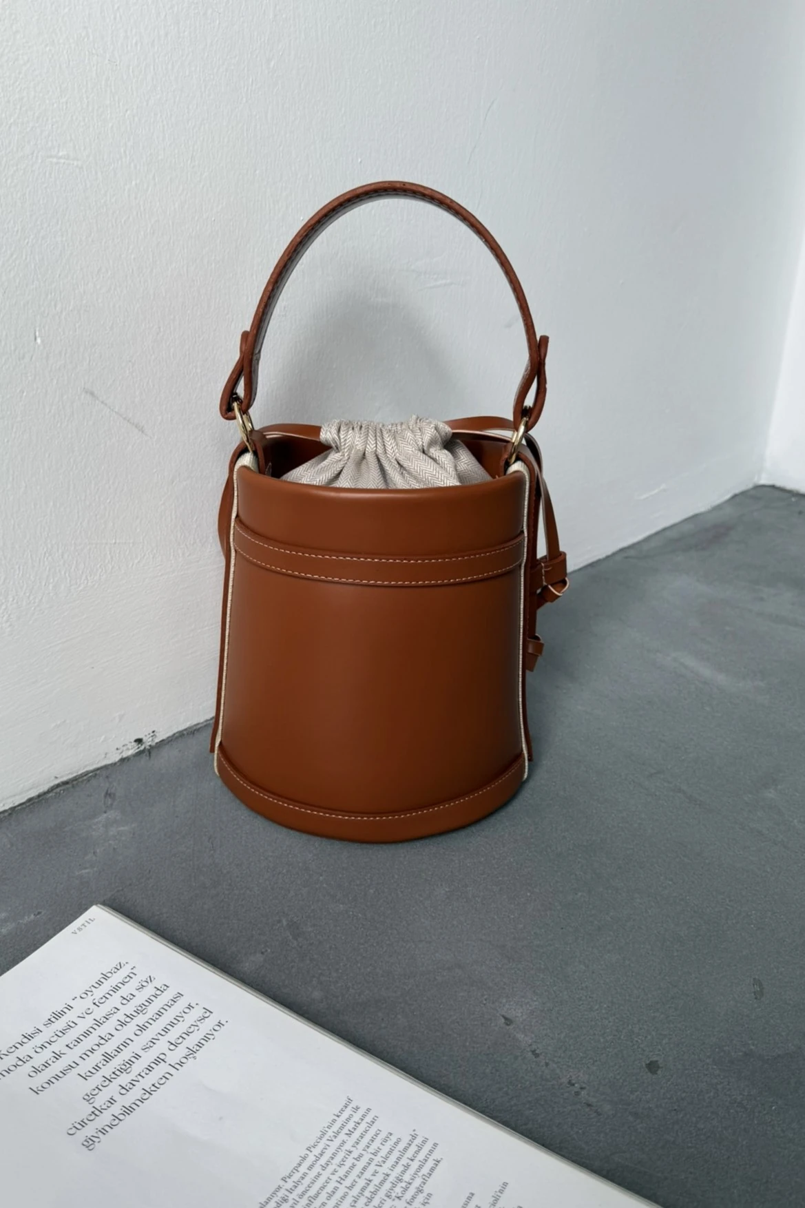 Büzgü Kapamalı Kova Model El ve Omuz Çanta Kate Taba