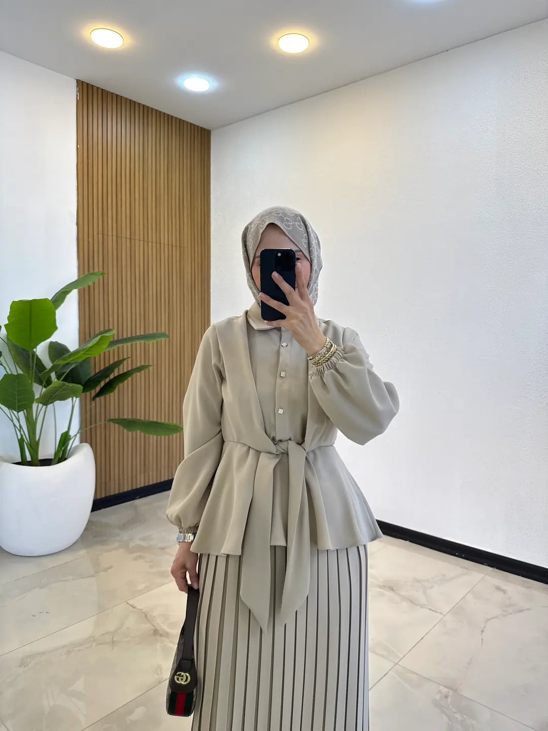 PLİSELİ TAŞLI TAKIM BEJ