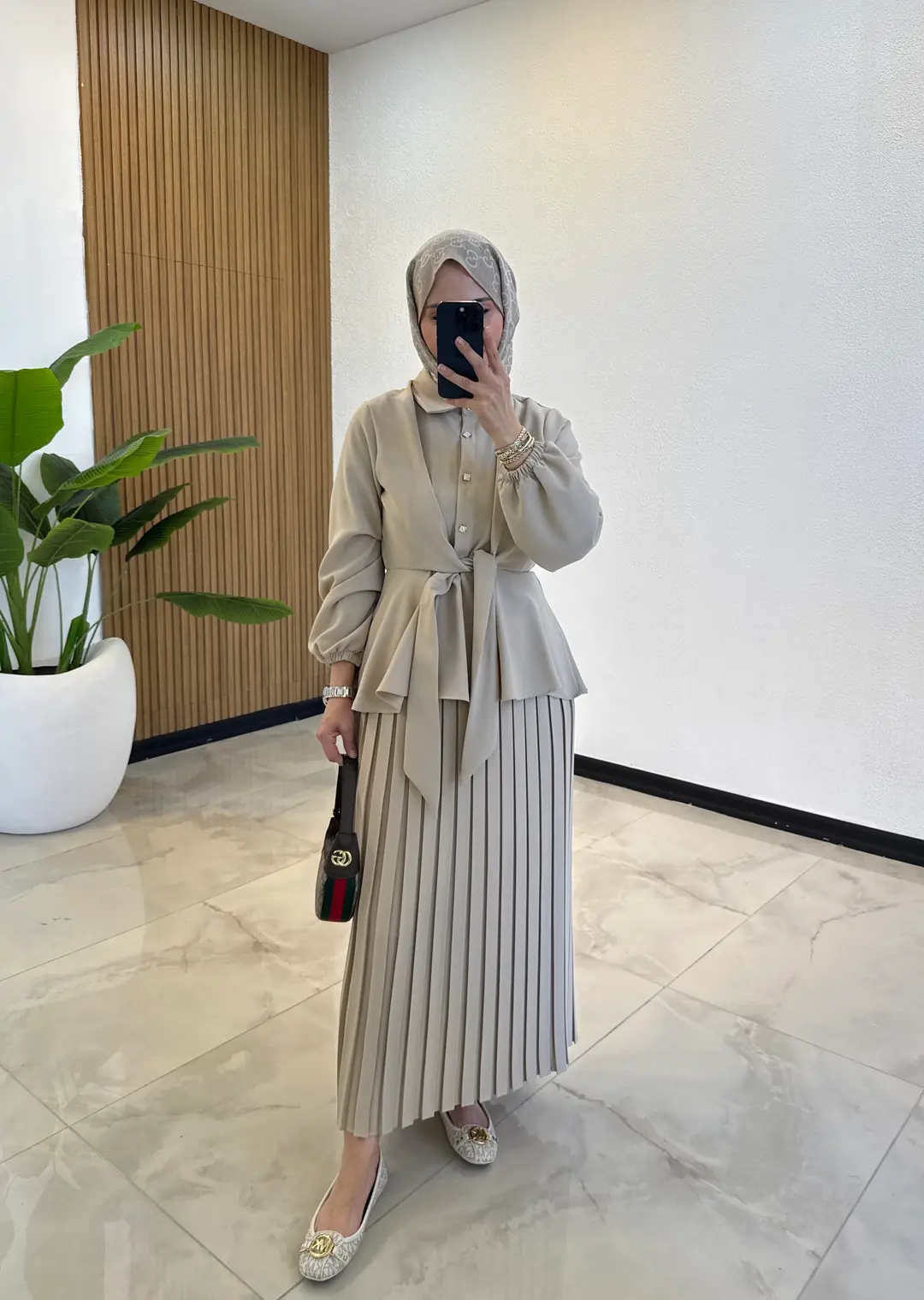 PLİSELİ TAŞLI TAKIM BEJ